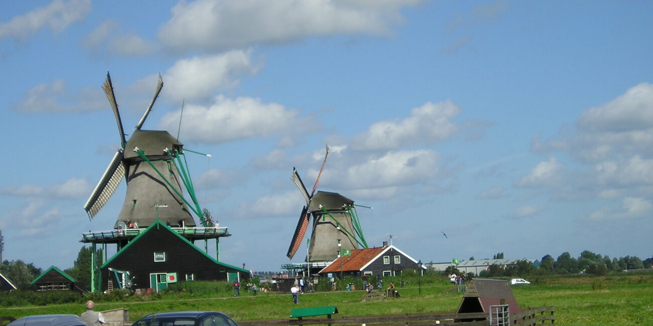 I mulini a vento di Zaanse Schans lungo il fiume Zaan