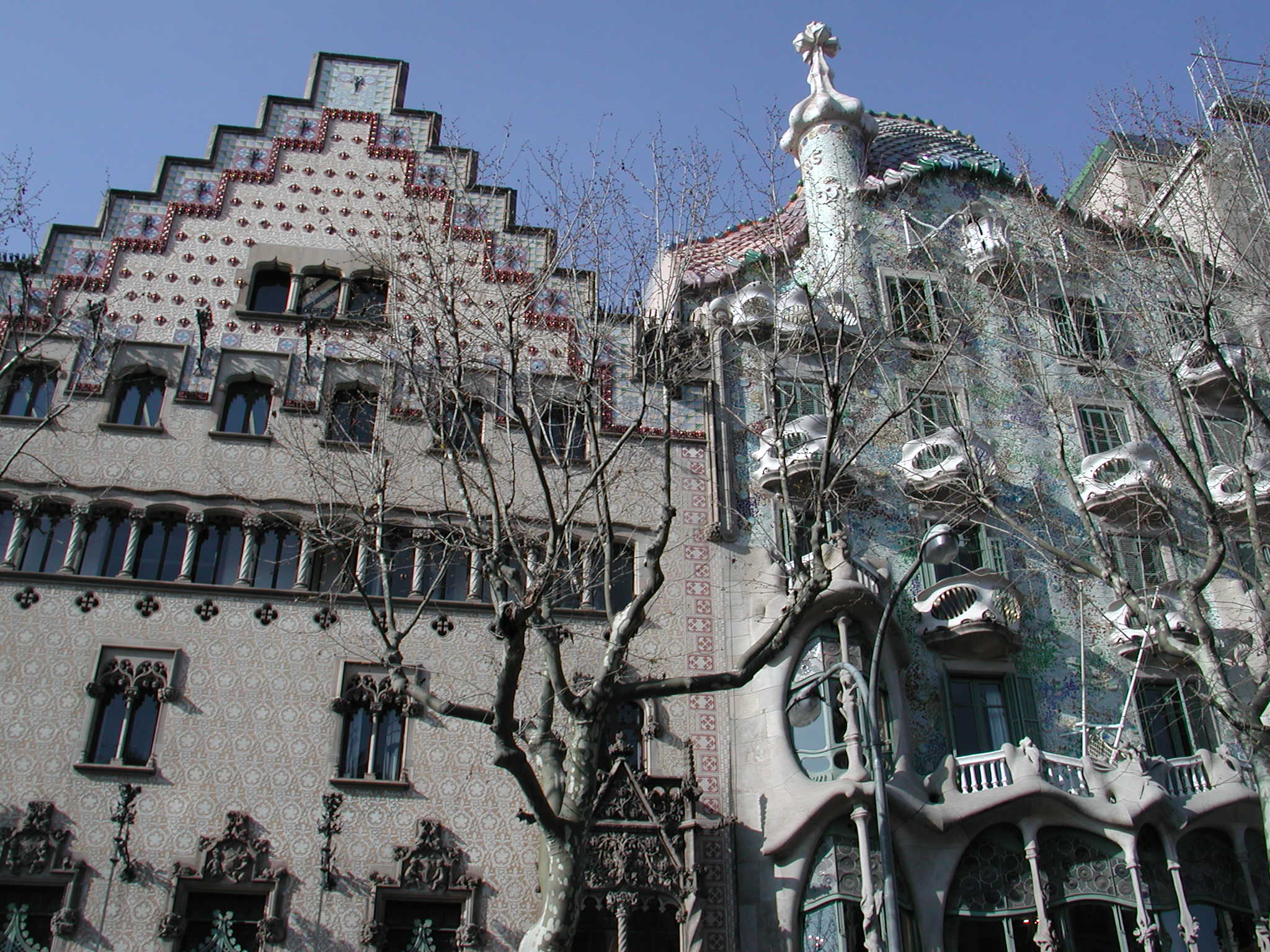 La facciata di Casa Batlló sul passeig de Gràcia