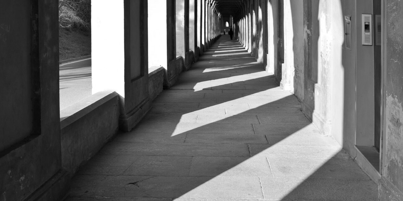 Le arcate del portico che sale a San Luca