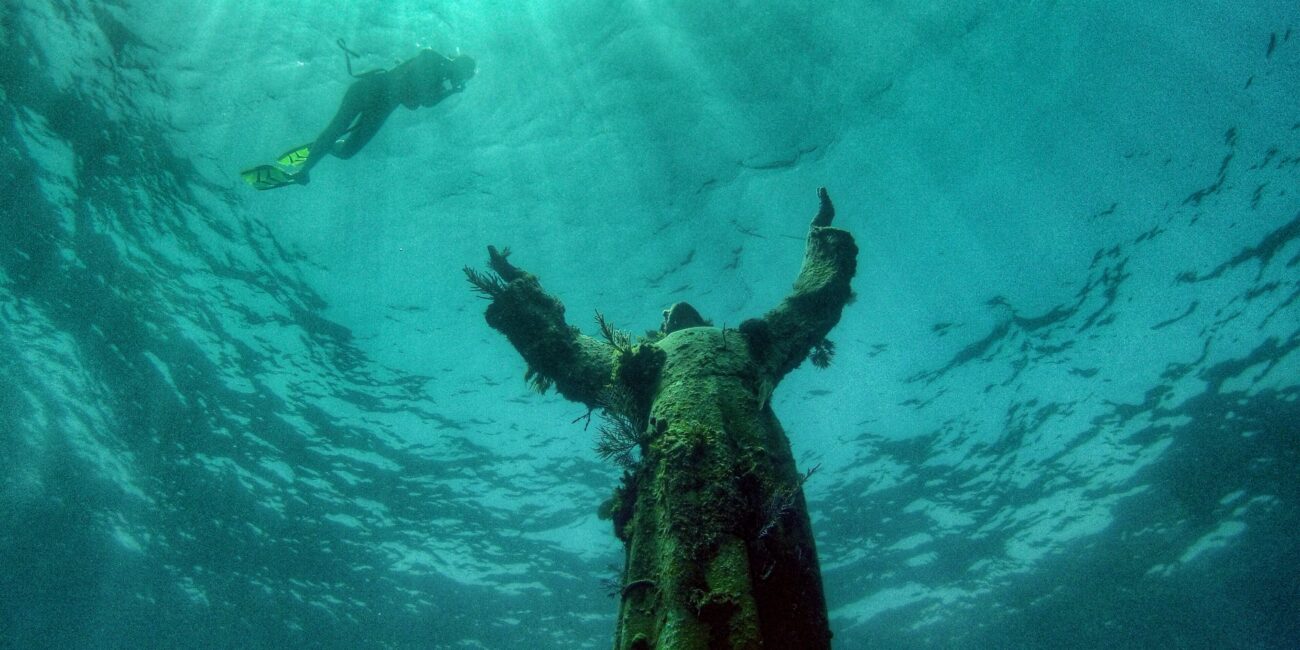 La statua del Cristo degli Abissi sul fondo del mare, davanti a Key Largo
