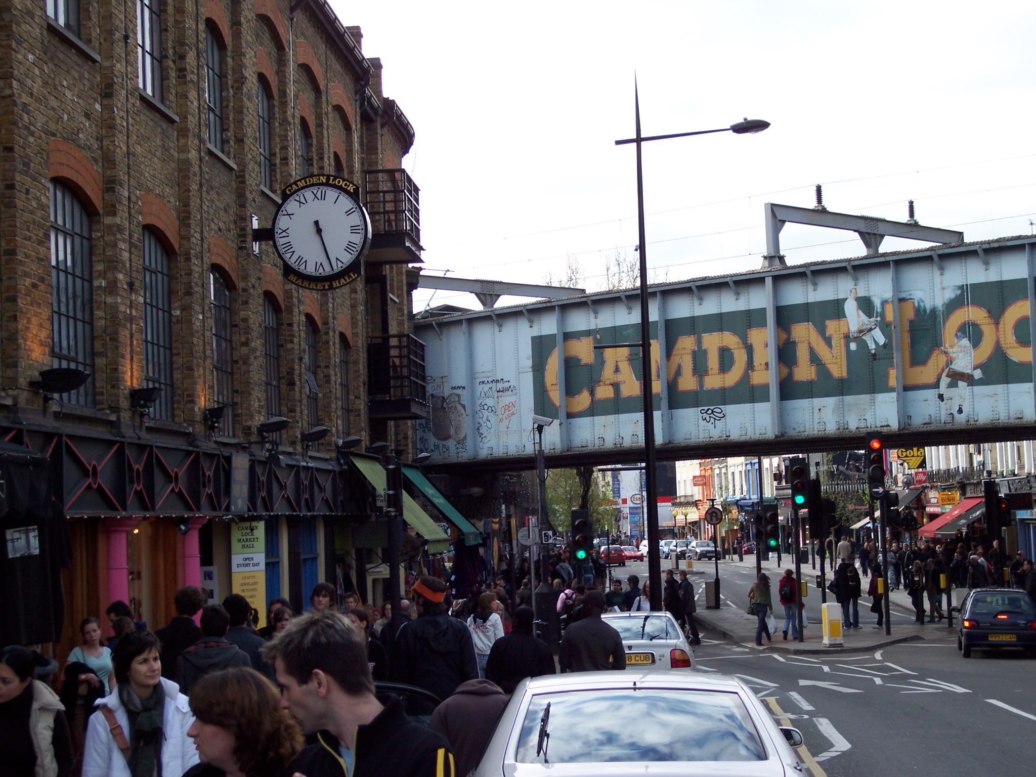 Le insegne di Camden Lock lungo Chalk Farm Road