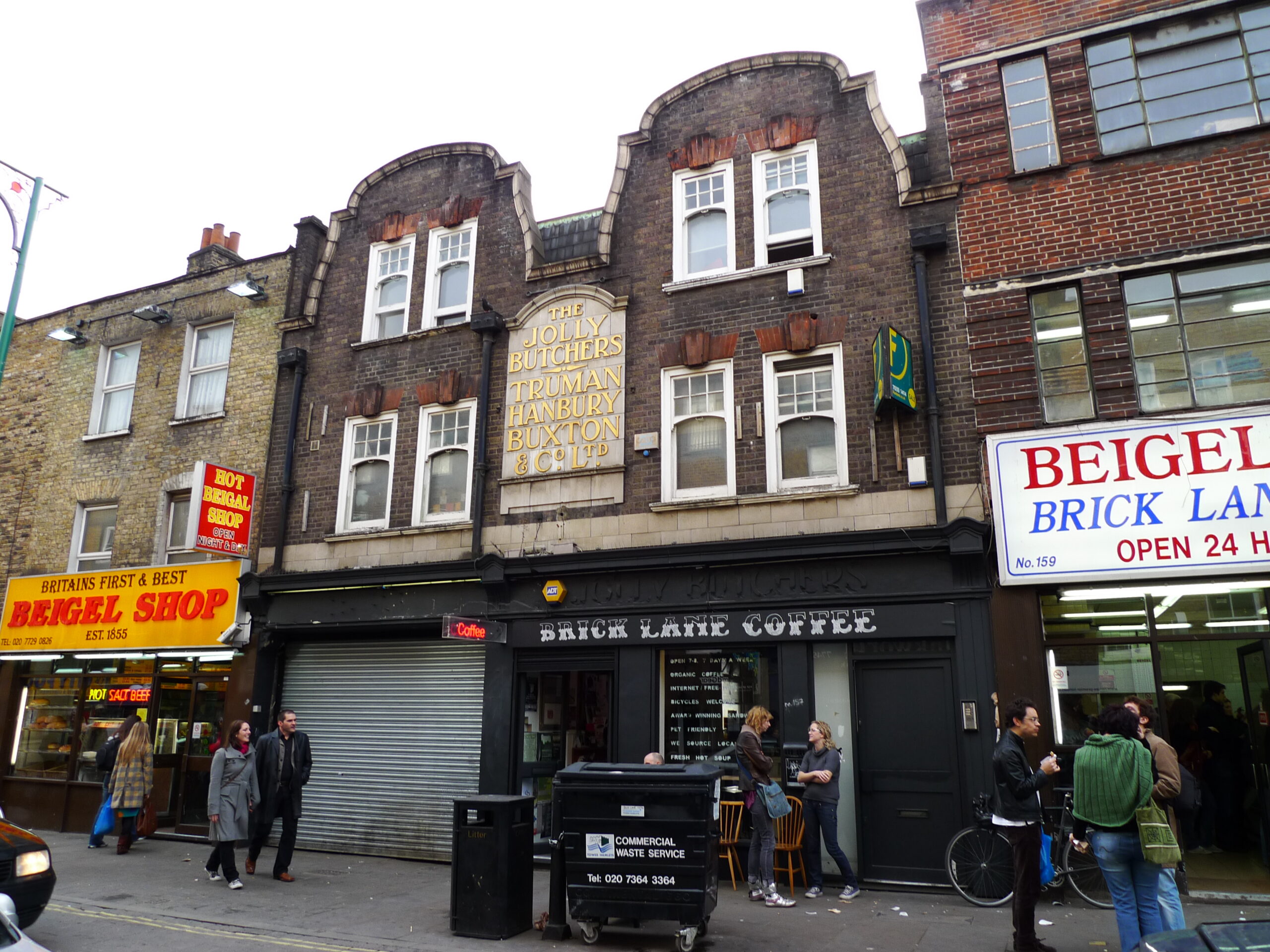 Una via di Shoreditch con i murales