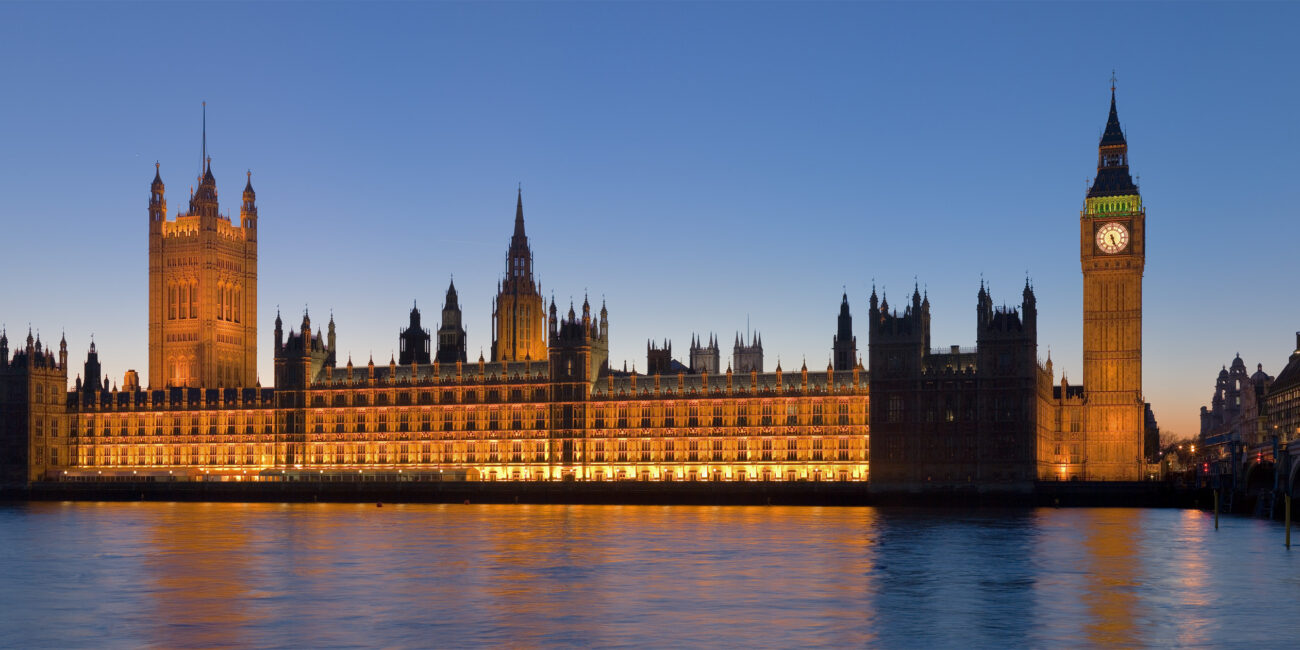 Il Palace of Westminster con la torre del Big Ben sul Tamigi