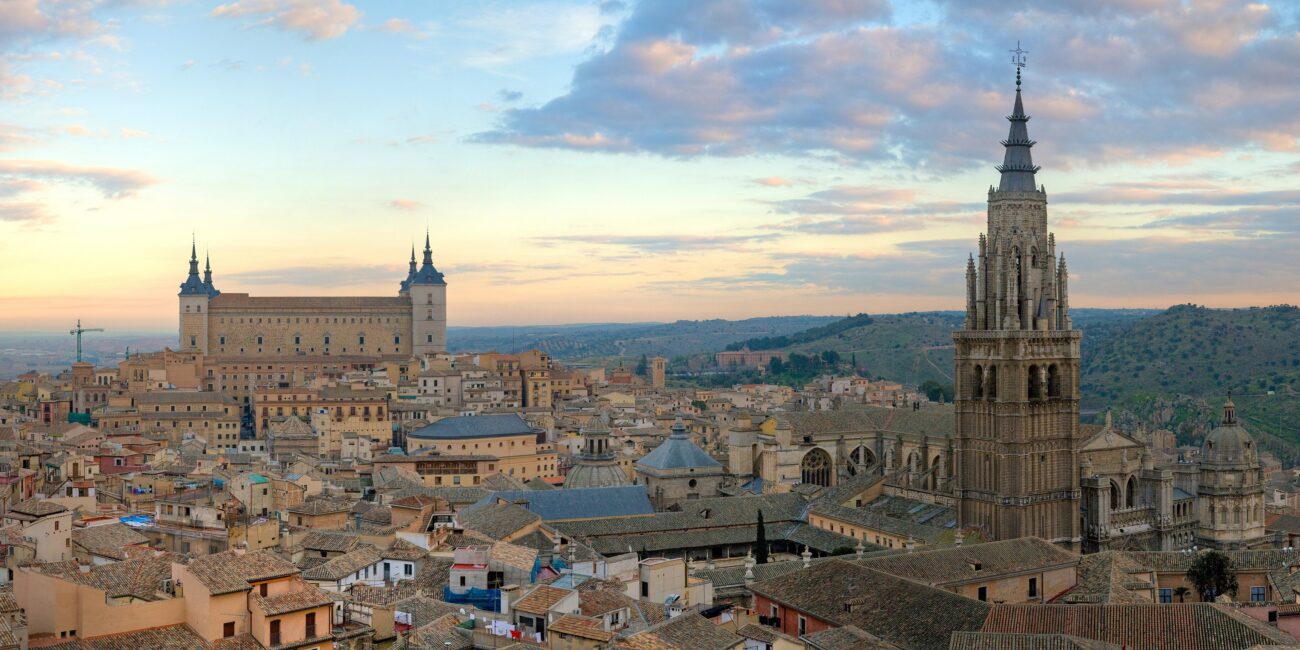 Il profilo di Toledo con l’Alcázar e la cattedrale