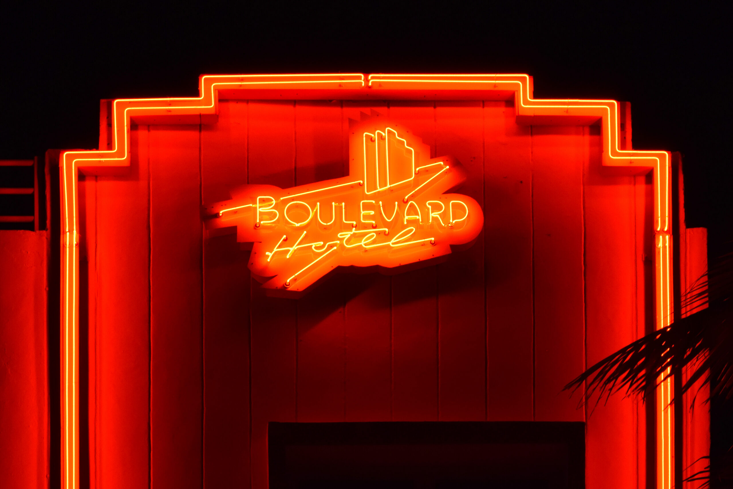 Un’insegna al neon nel quartiere art déco di Miami Beach