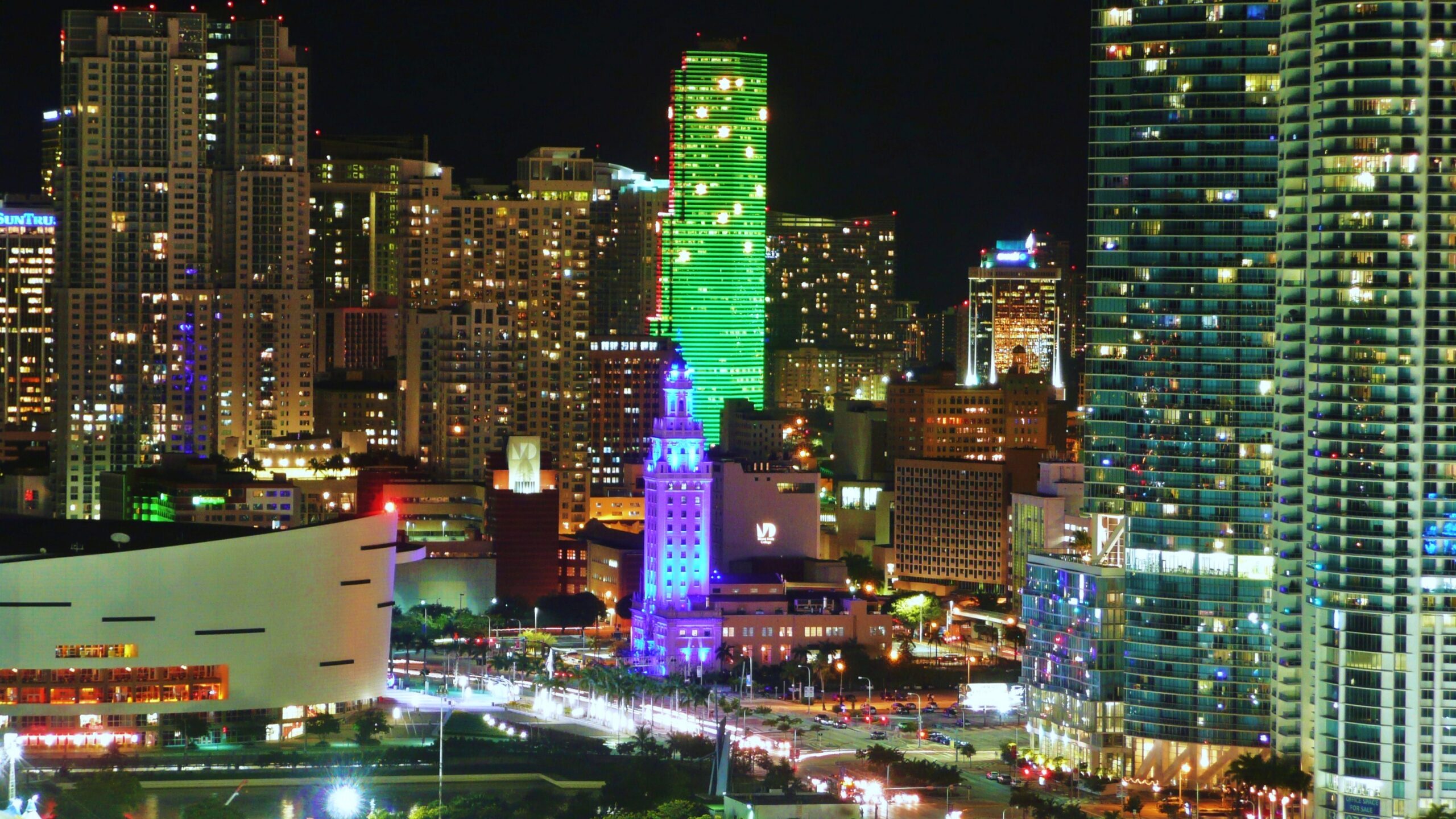 I grattacieli del centro di Miami illuminati