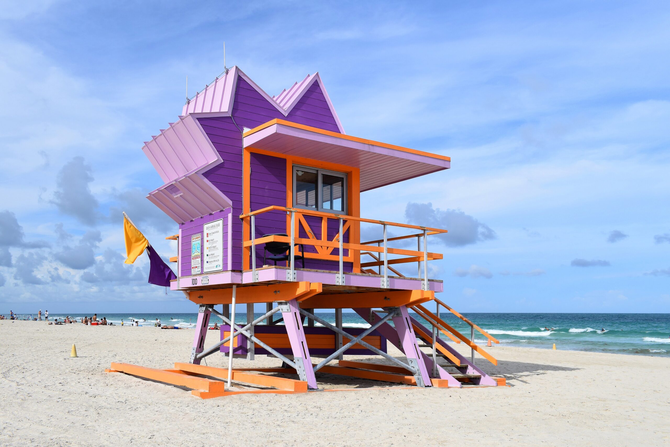 Una torretta dei bagnini colorata sulla spiaggia di Miami Beach