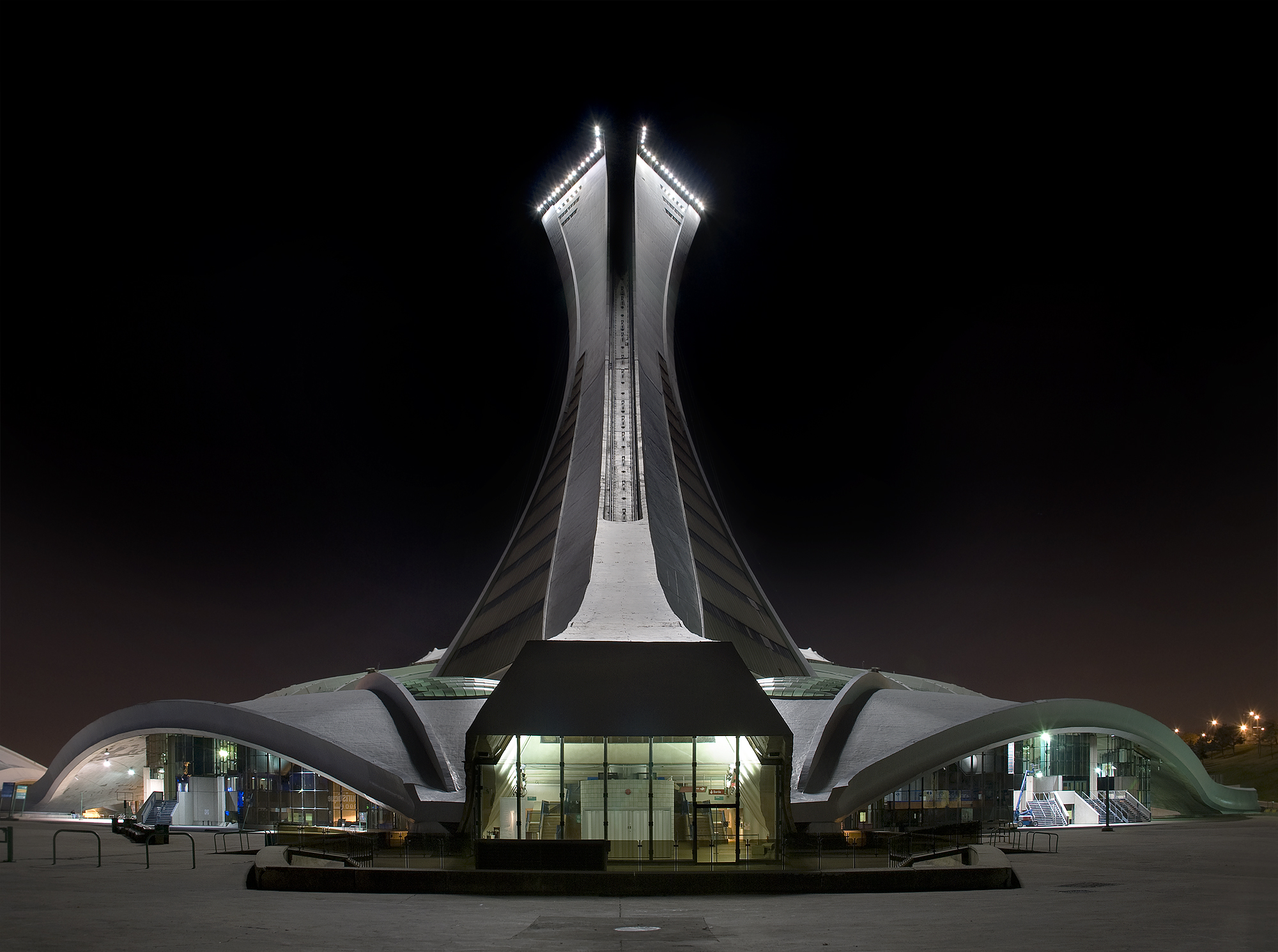 La torre inclinata dello Stadio Olimpico di Montreal, di notte