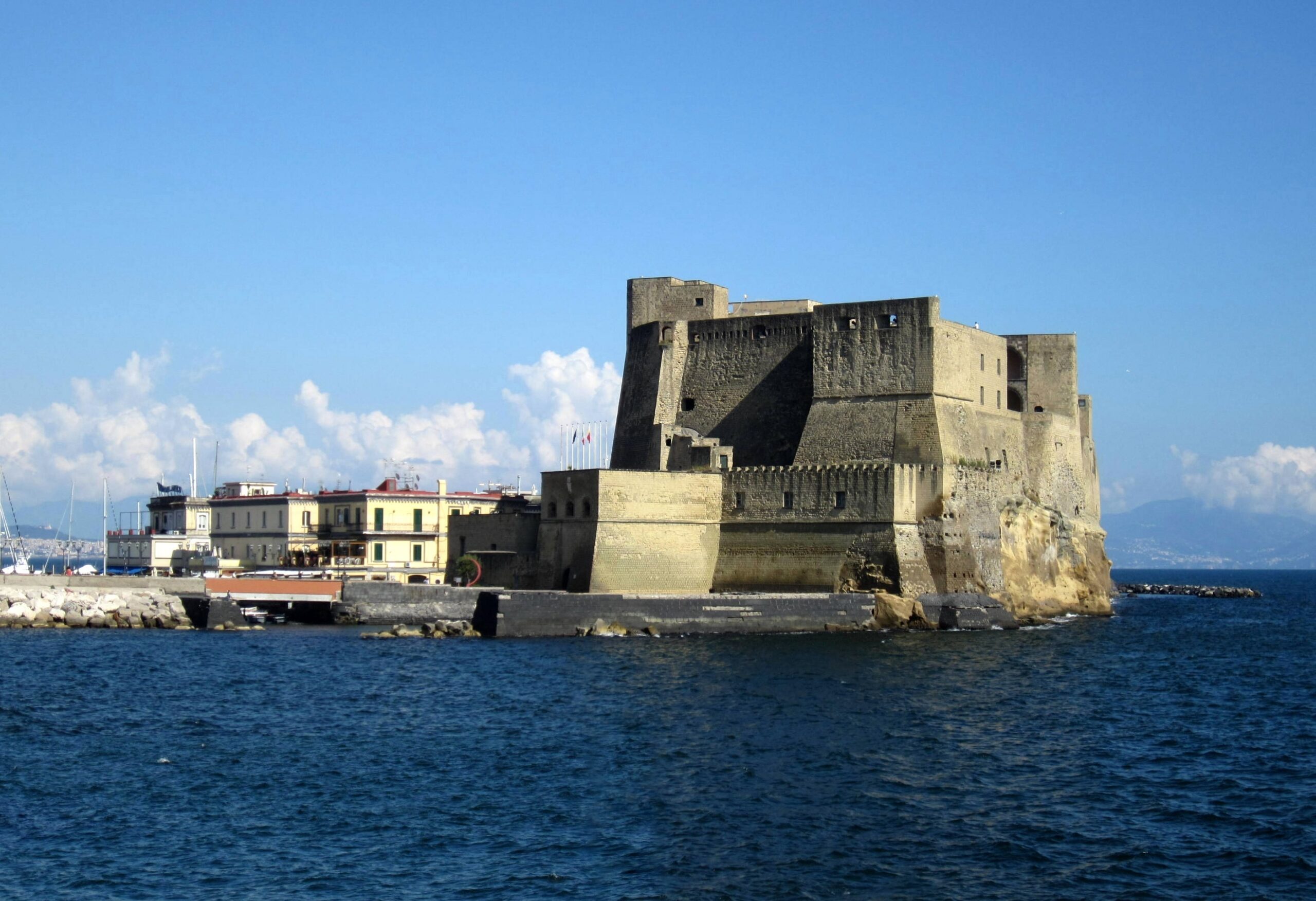 Castel dell’Ovo sul golfo di Napoli
