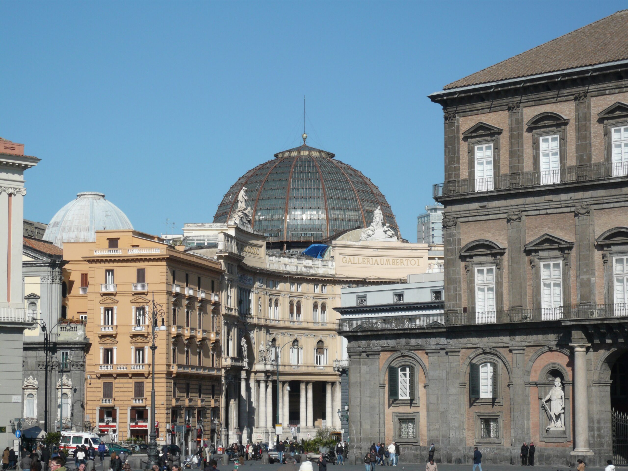 La Galleria Umberto I vista da piazza del Plebiscito