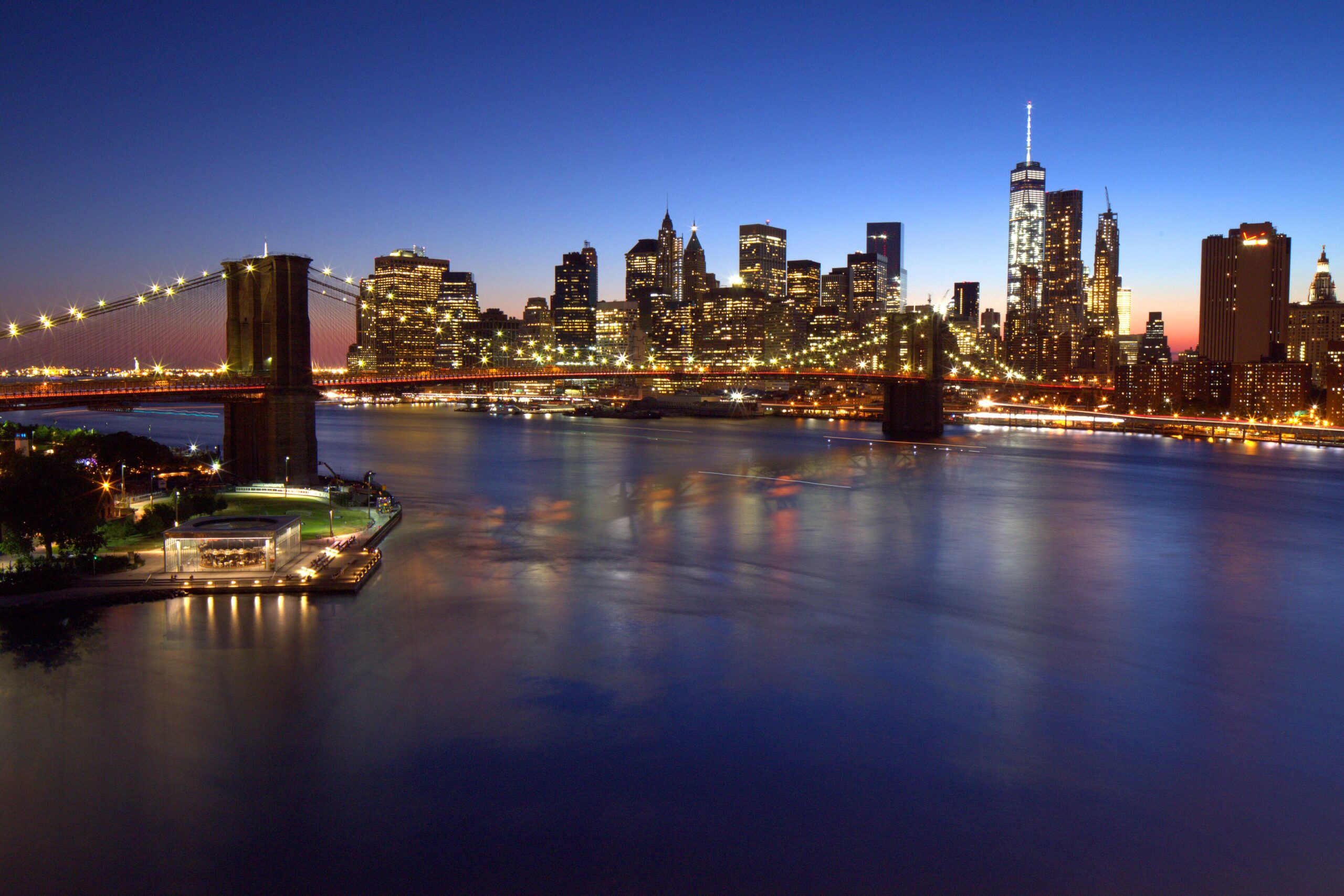 Il ponte di Brooklyn con i grattacieli di Lower Manhattan