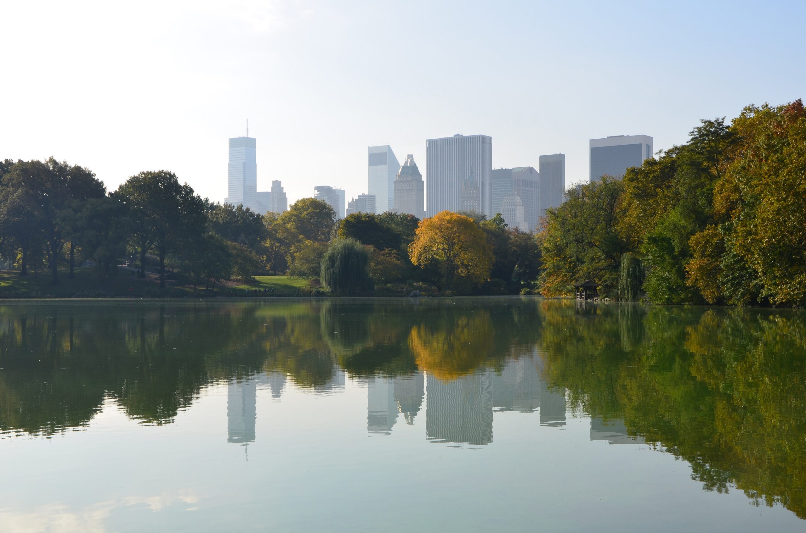 Il lago di Central Park con lo skyline di Midtown in autunno