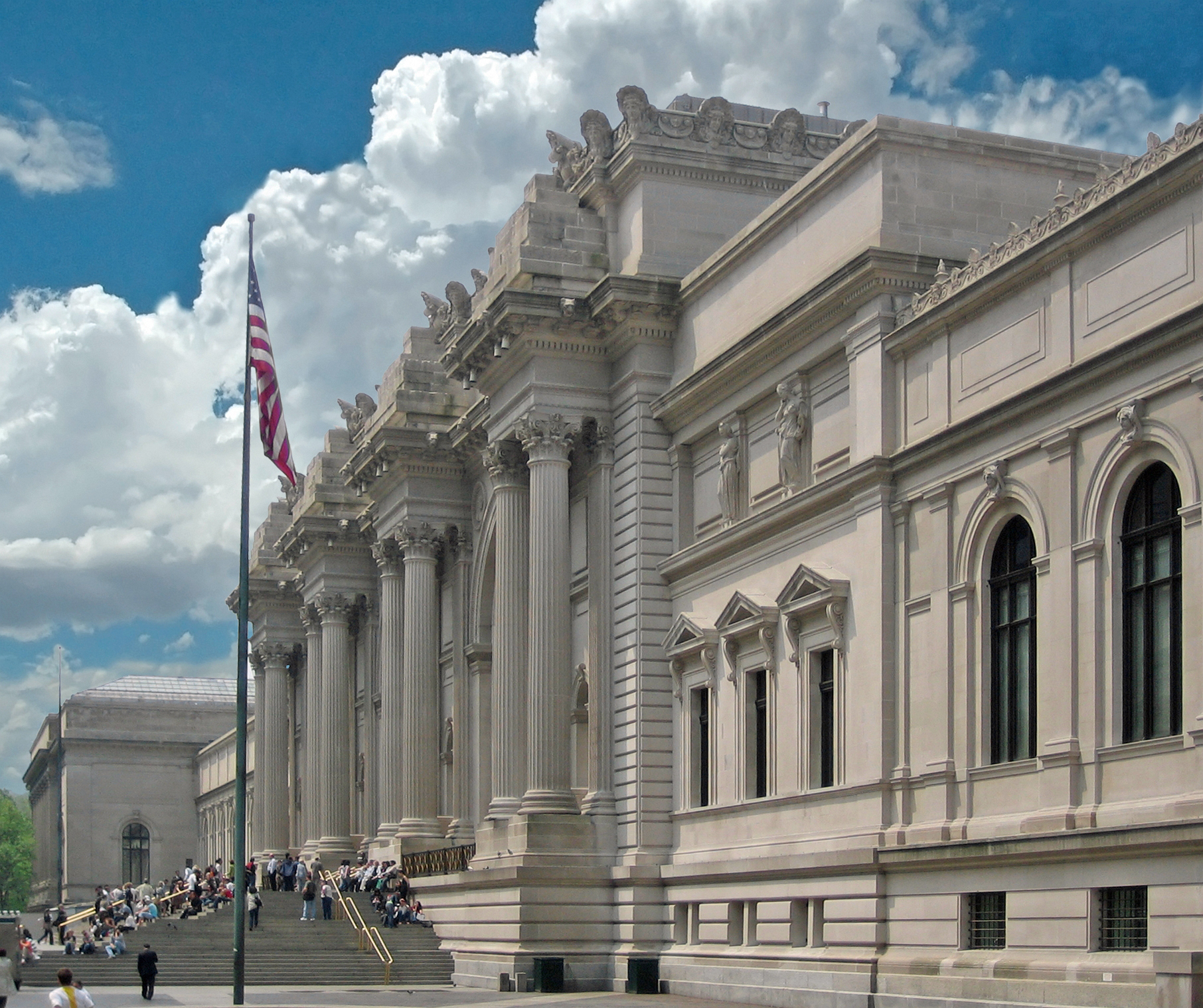 La facciata del Metropolitan Museum sulla Quinta Strada