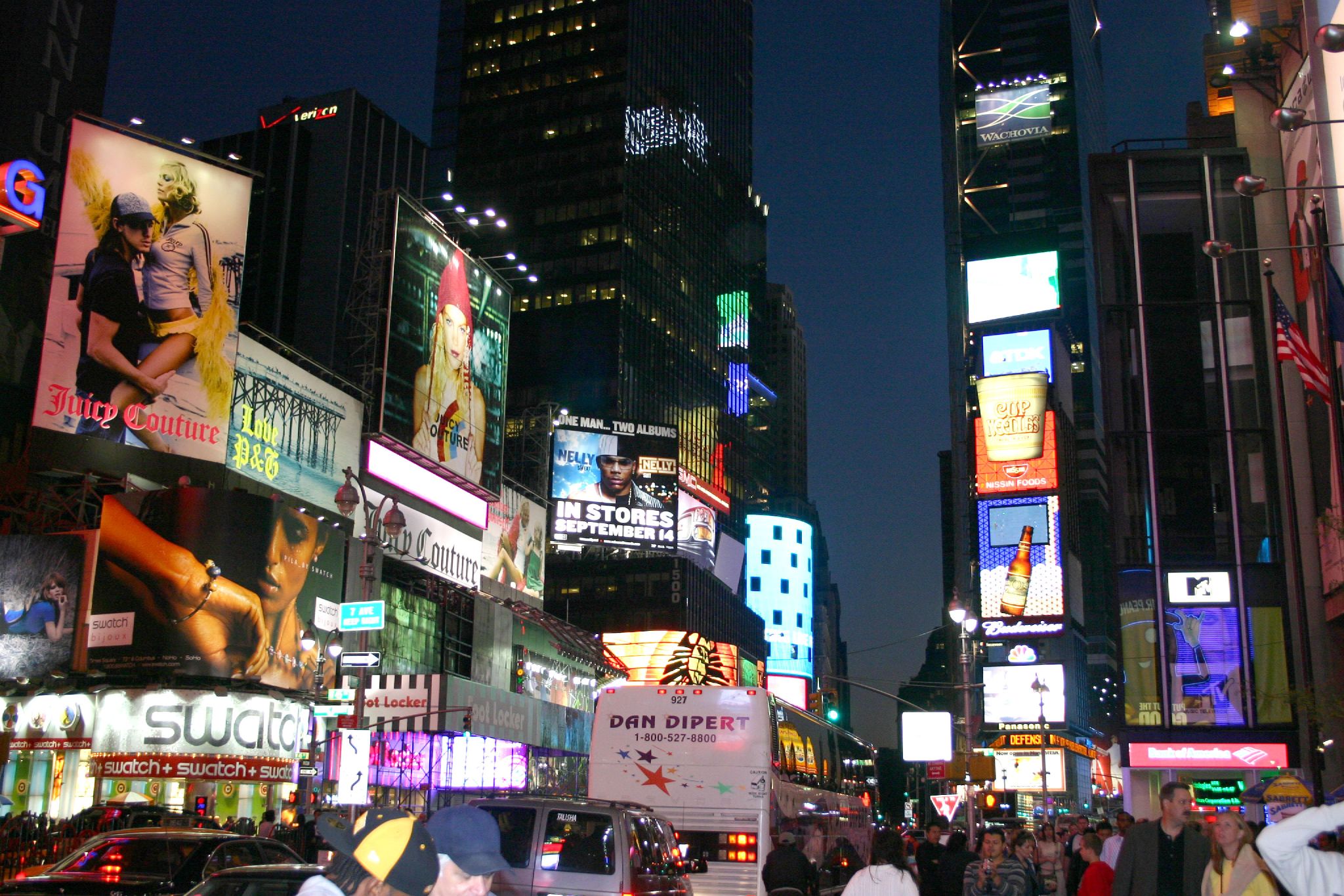 Le insegne luminose di Times Square di notte