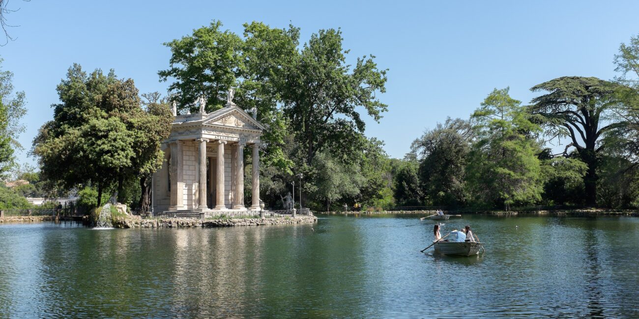 Il laghetto di Villa Borghese con il Tempio di Esculapio