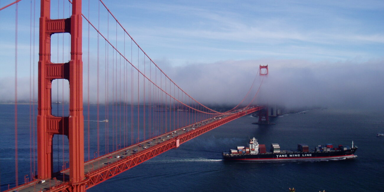Il Golden Gate Bridge con la nebbia che entra dall’oceano