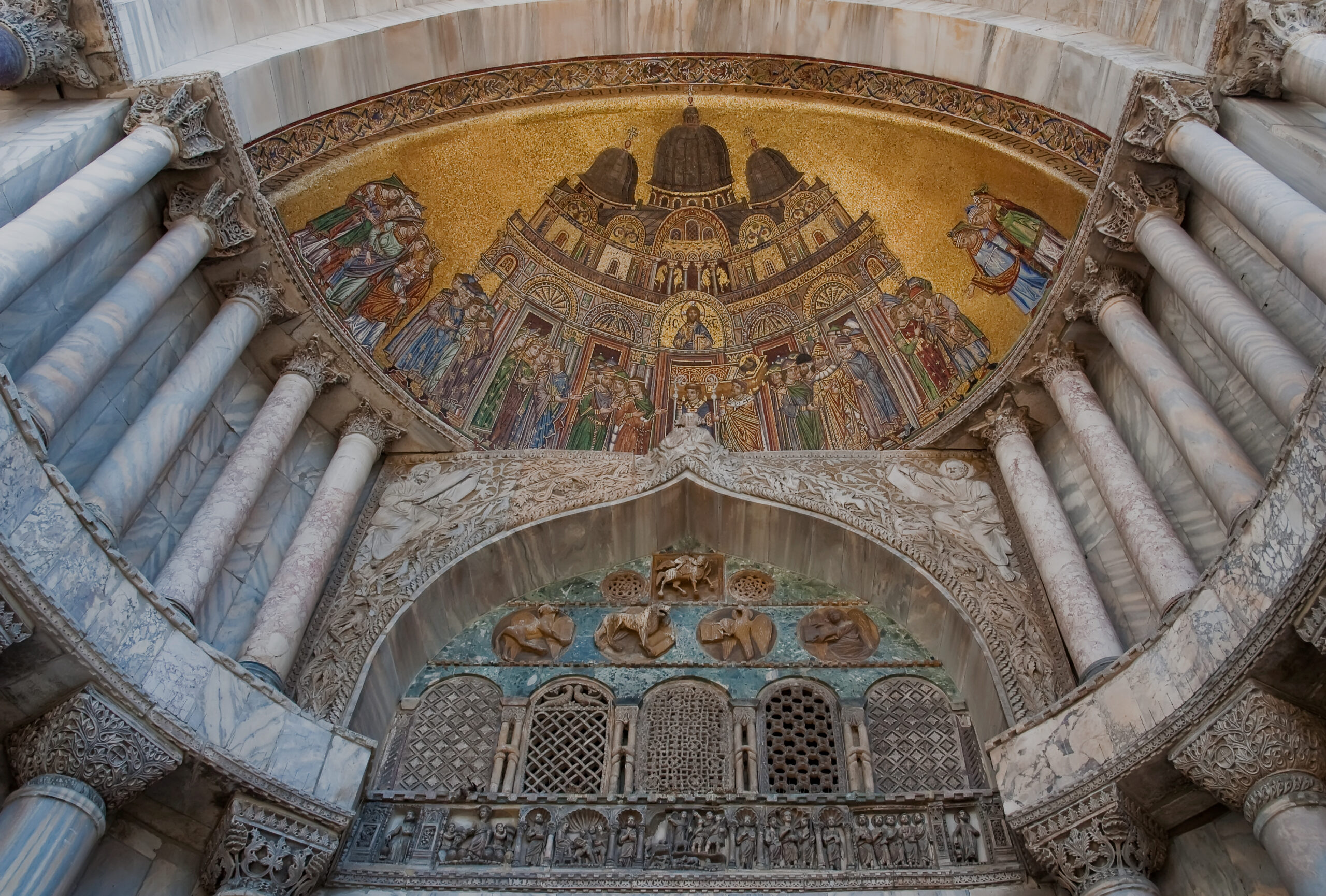 Il portale di Sant’Alipio della basilica di San Marco