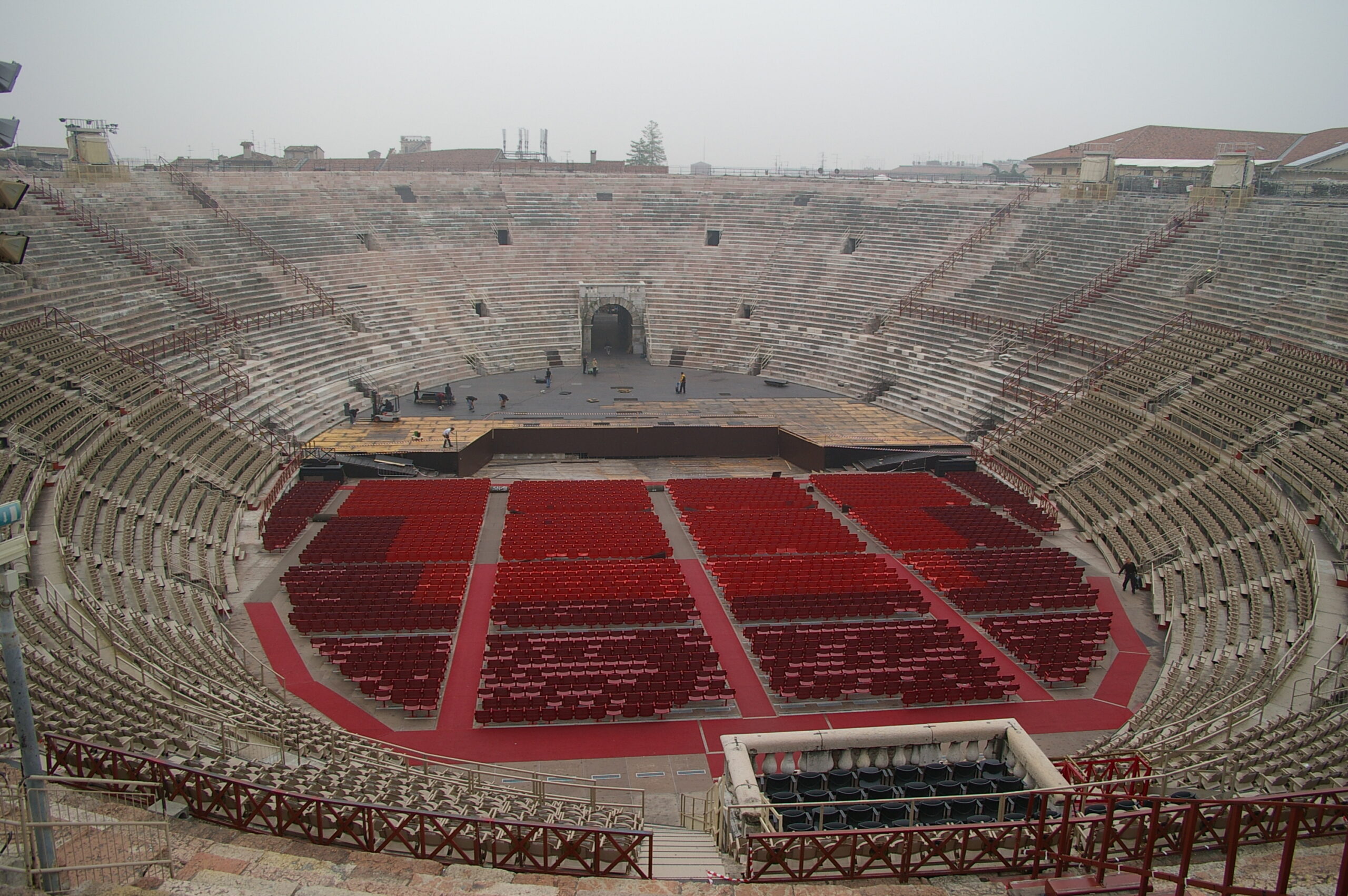 La cavea dell’Arena allestita per la stagione lirica