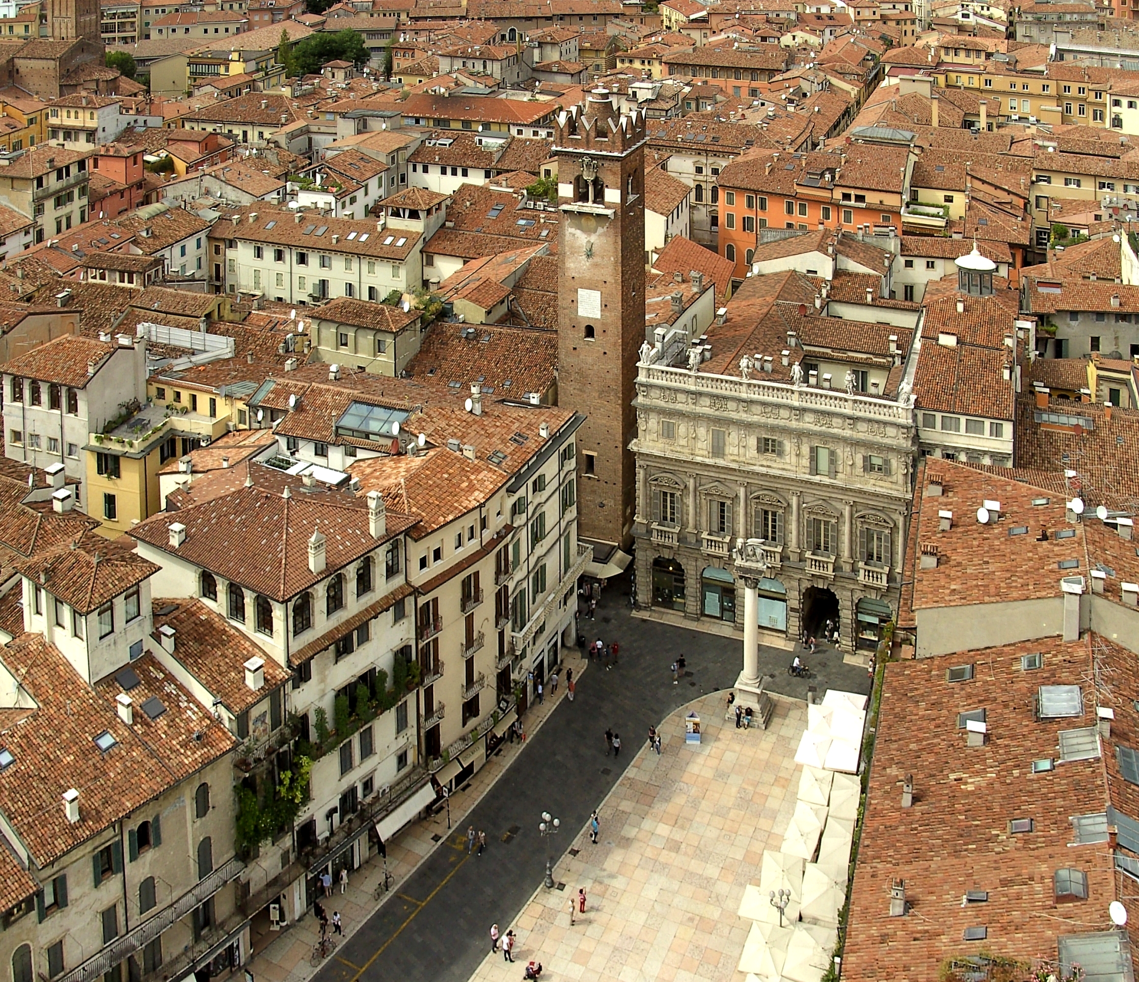 Piazza delle Erbe vista dalla Torre dei Lamberti