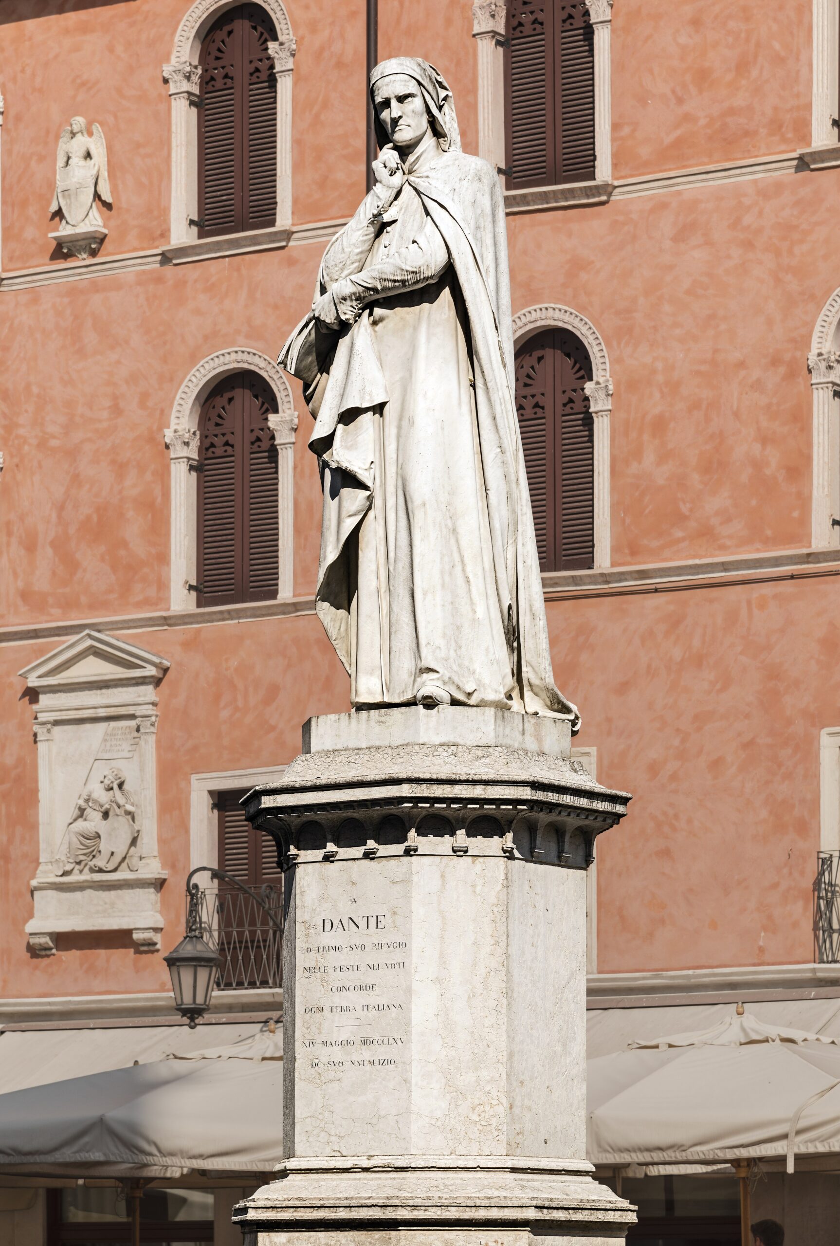 La statua di Dante in piazza dei Signori a Verona