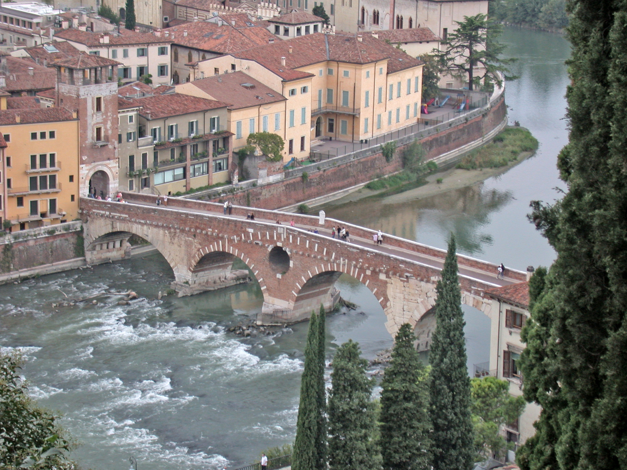 Il Ponte Pietra sull’Adige, visto da Castel San Pietro