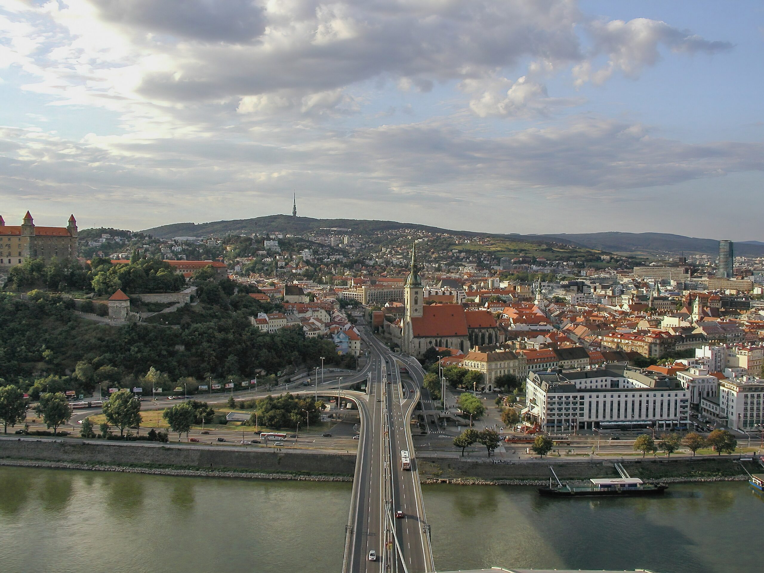 Il castello e la città vecchia di Bratislava sul Danubio