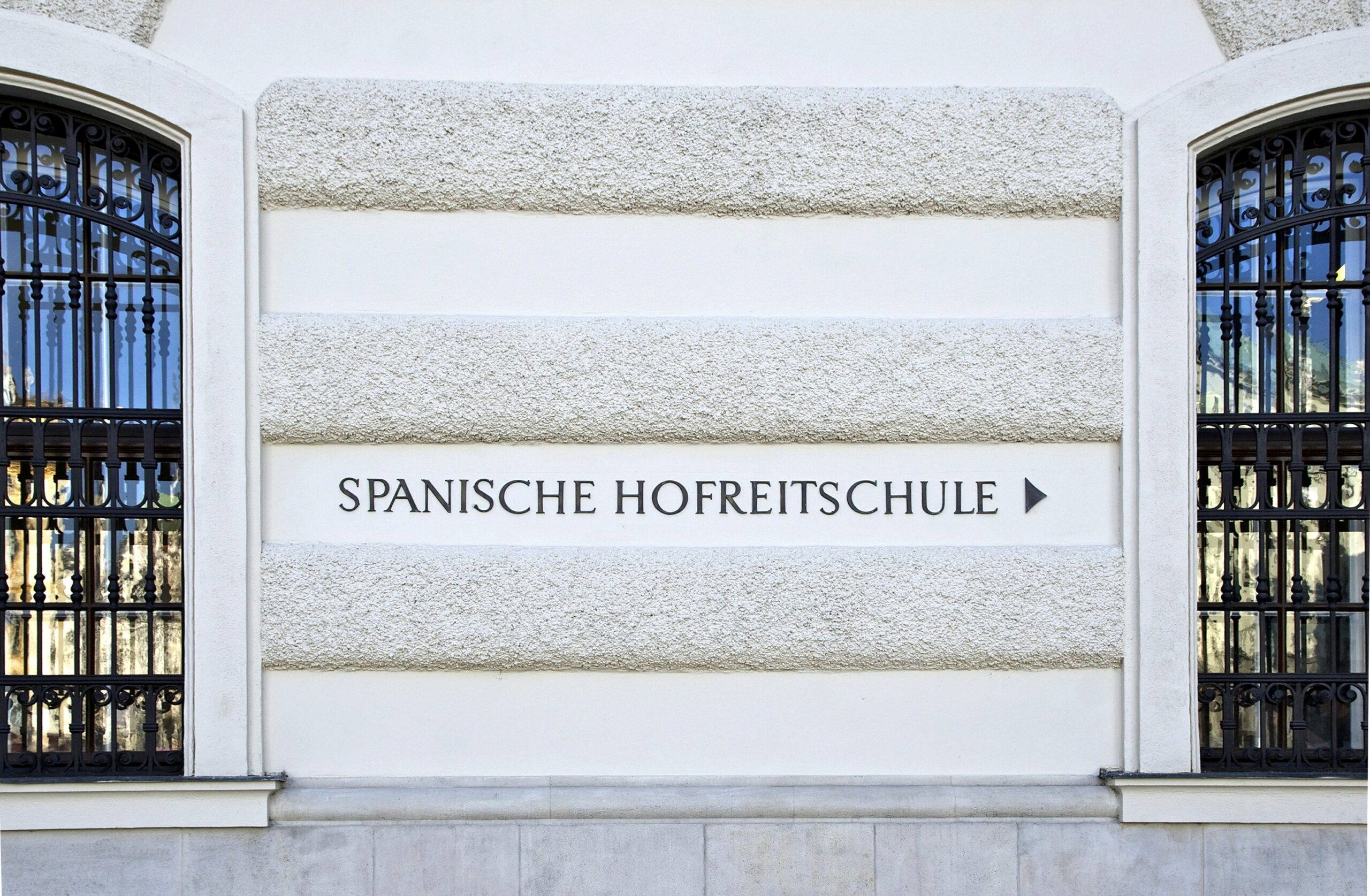 Un ingresso della Hofburg, con la Scuola di equitazione spagnola