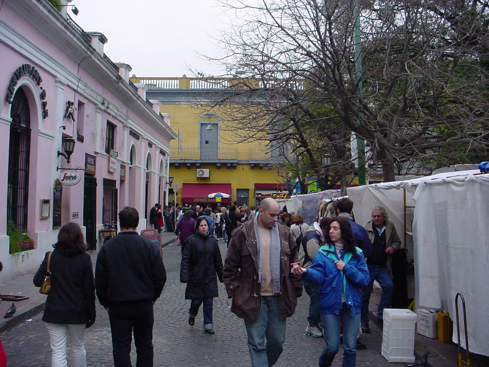 Le bancarelle della domenica nel quartiere di San Telmo