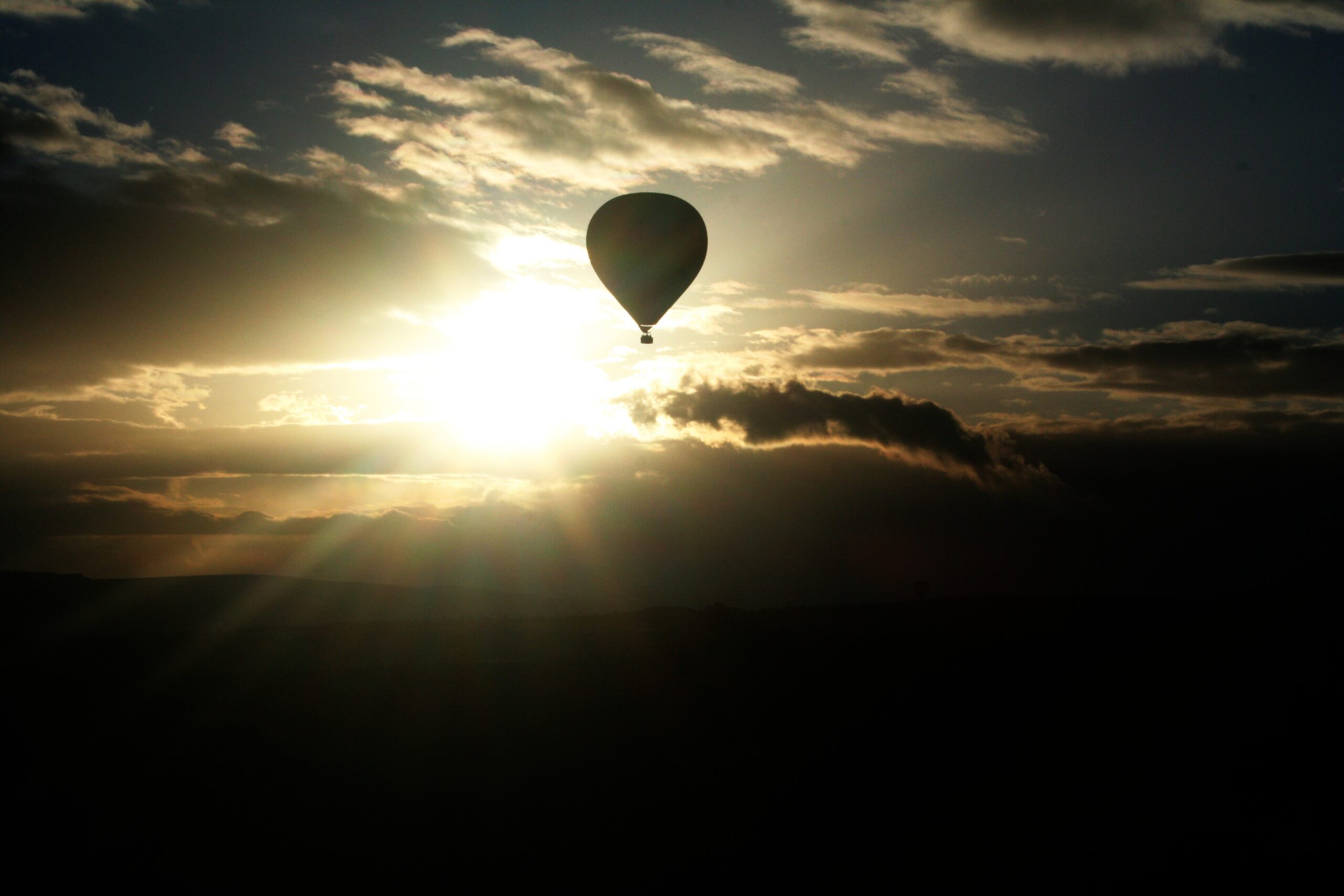Decine di mongolfiere in volo sulla Cappadocia al sorgere del sole