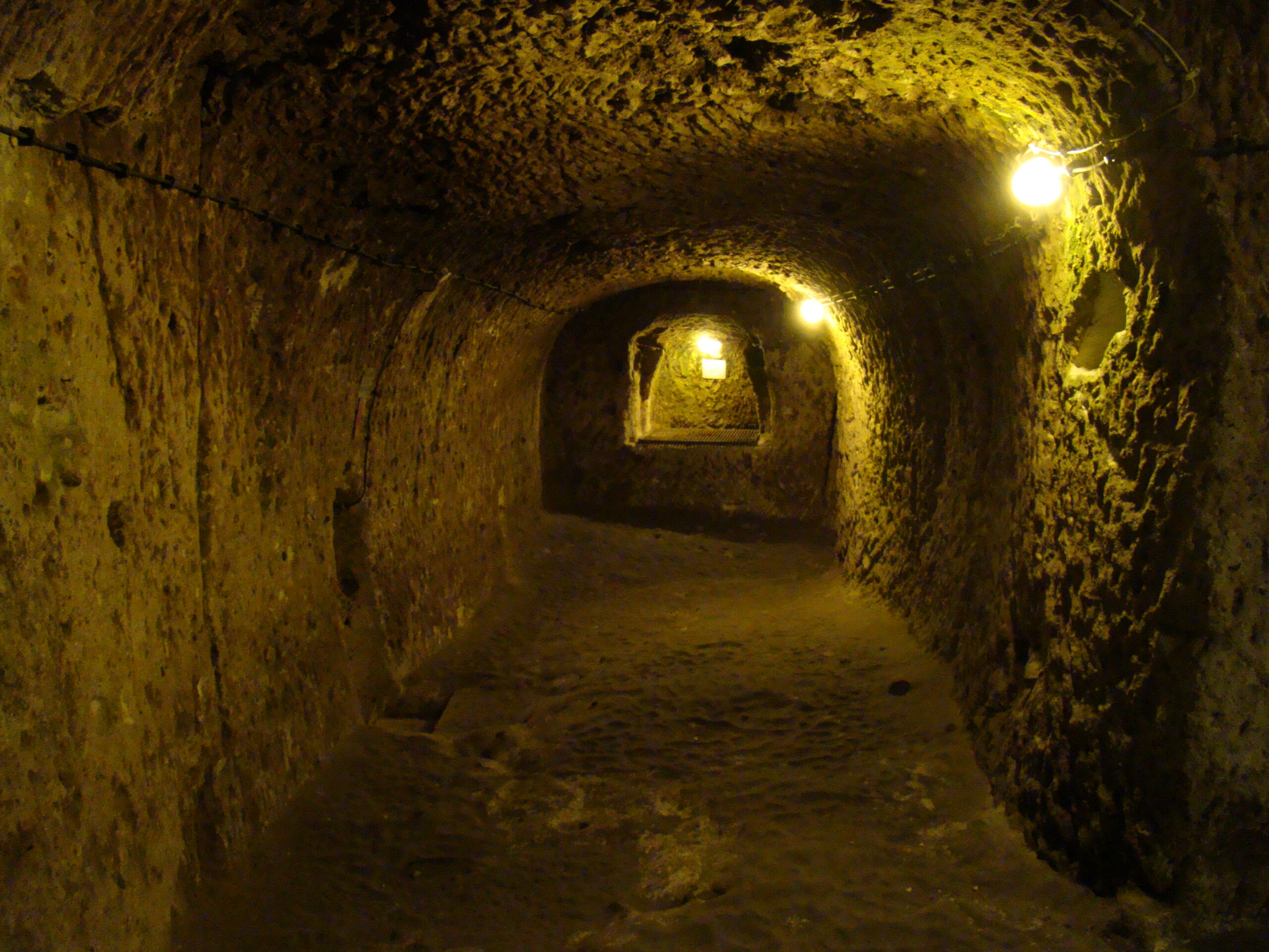 Uno dei livelli scavati nella roccia della città sotterranea di Derinkuyu