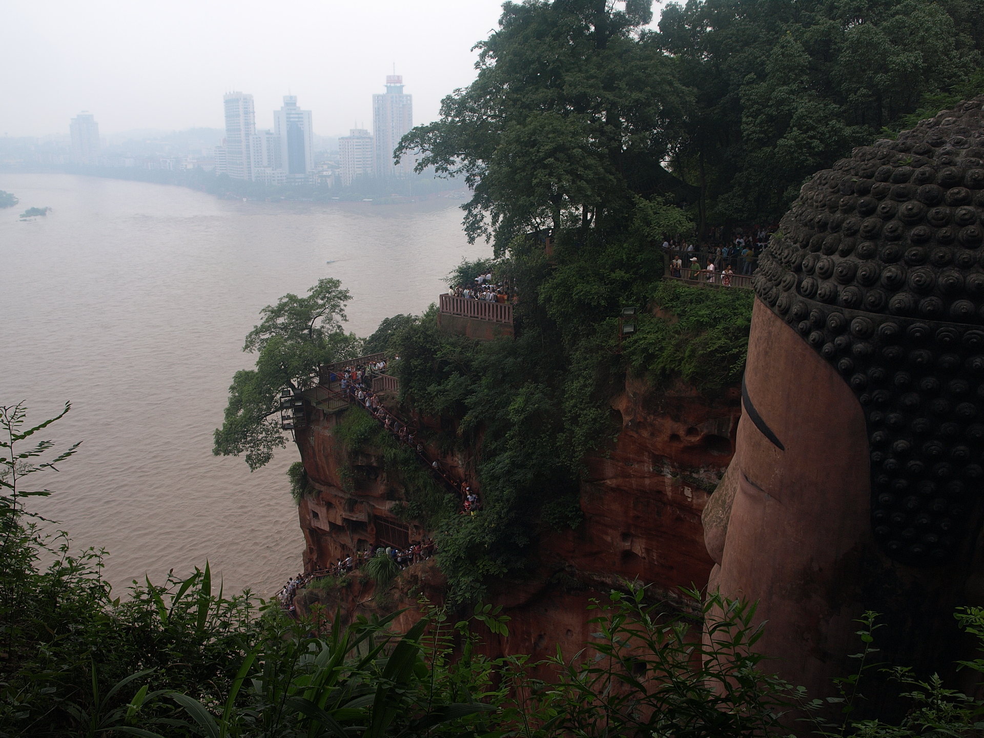 I 71 metri del Buddha scolpito nella roccia a Leshan
