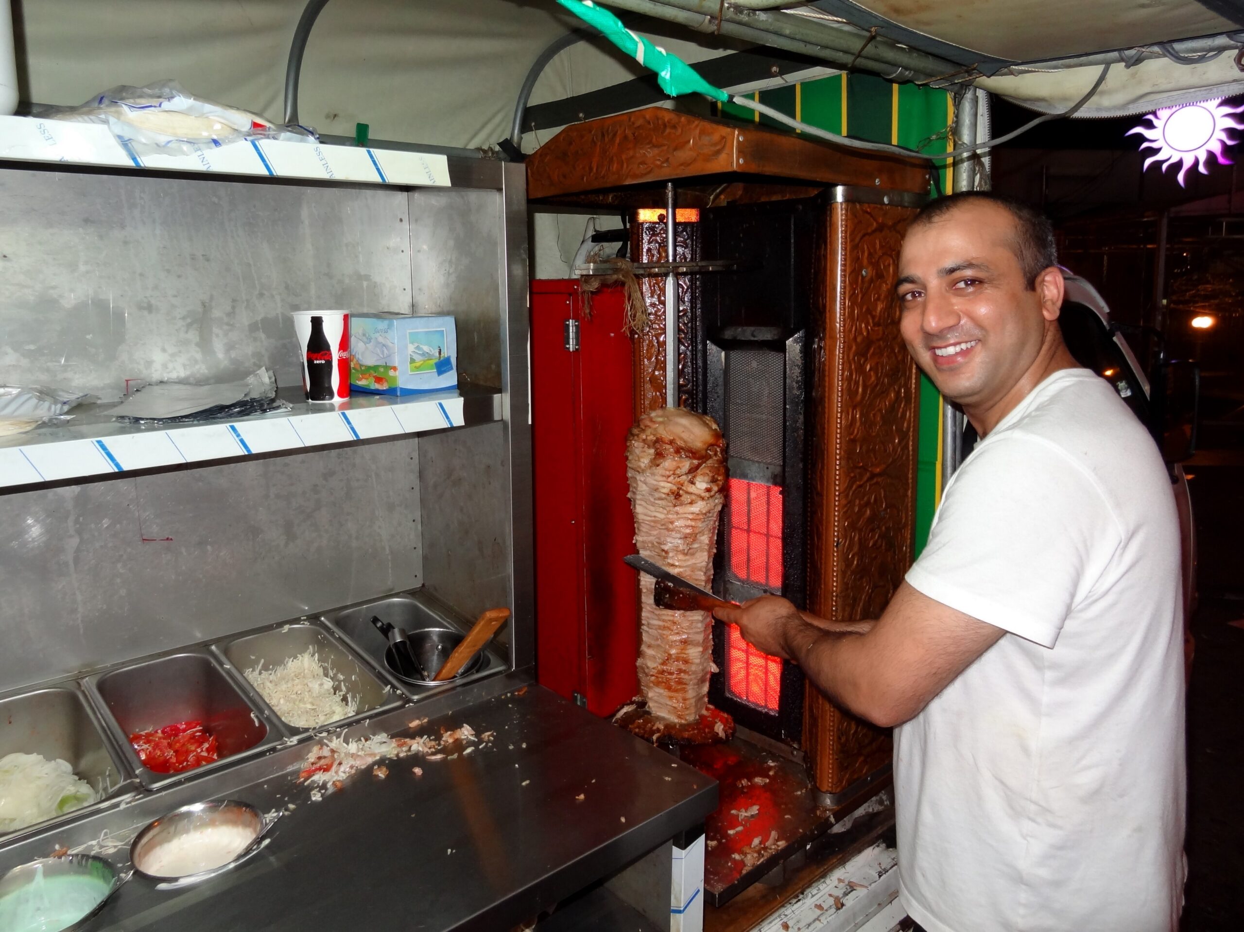 Un chiosco di cibo di strada nel quartiere universitario di Hongdae