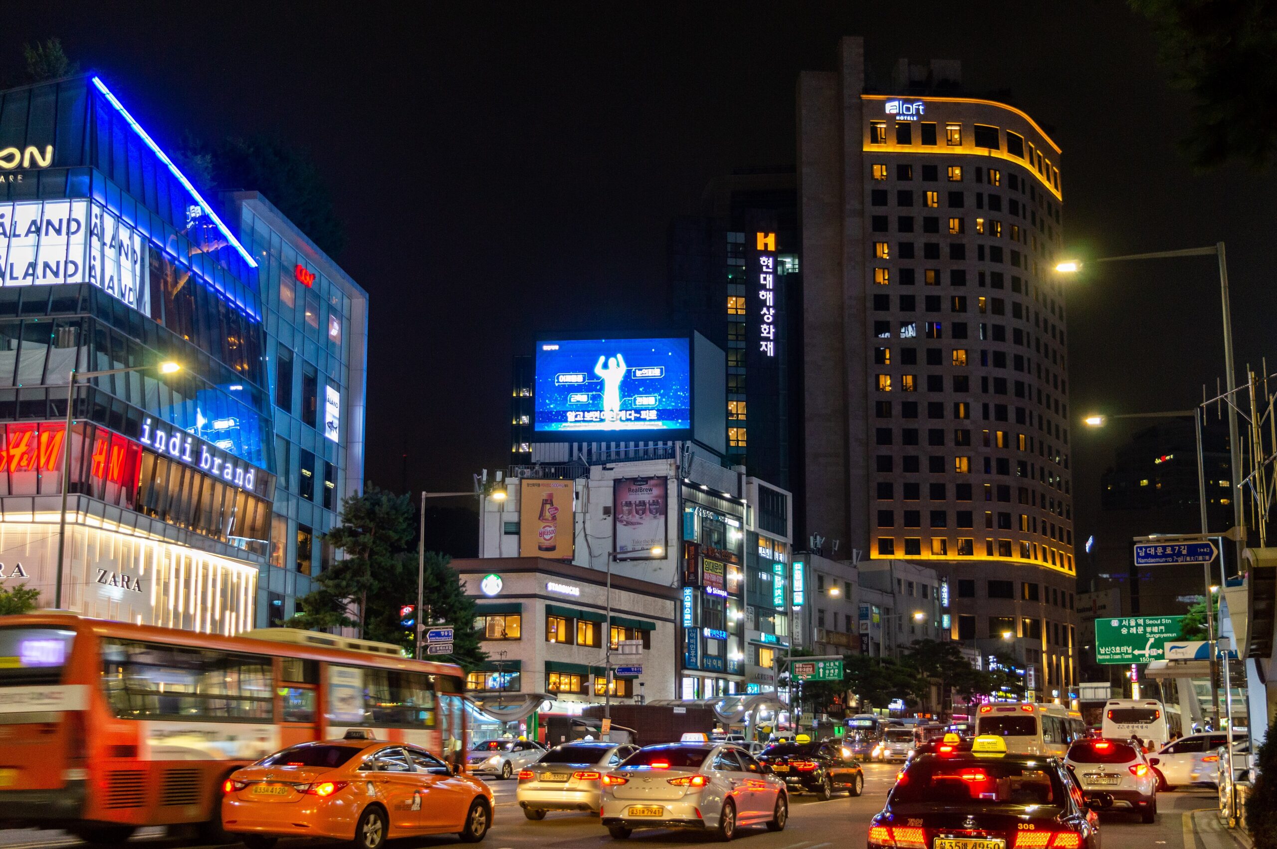 Le vie dello shopping di Myeongdong illuminate di sera