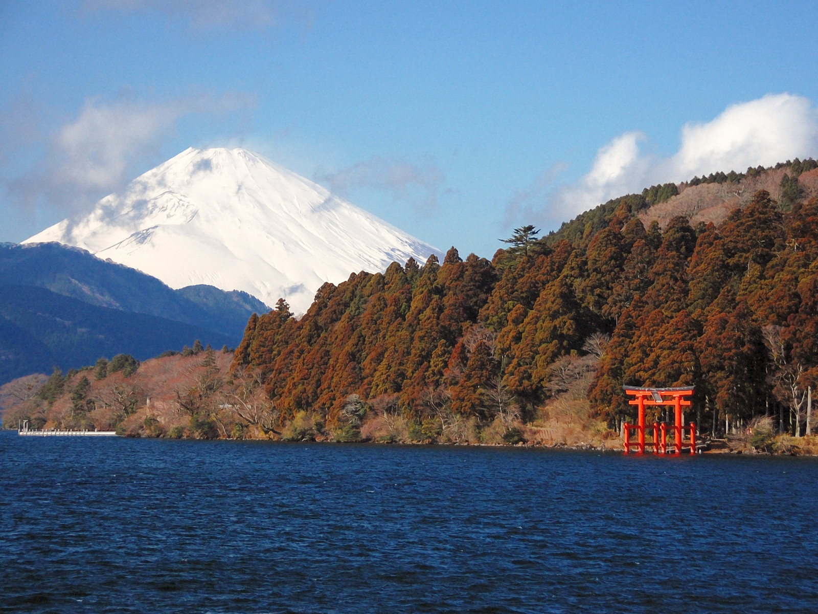 Il monte Fuji visto dal lago Ashi, a Hakone