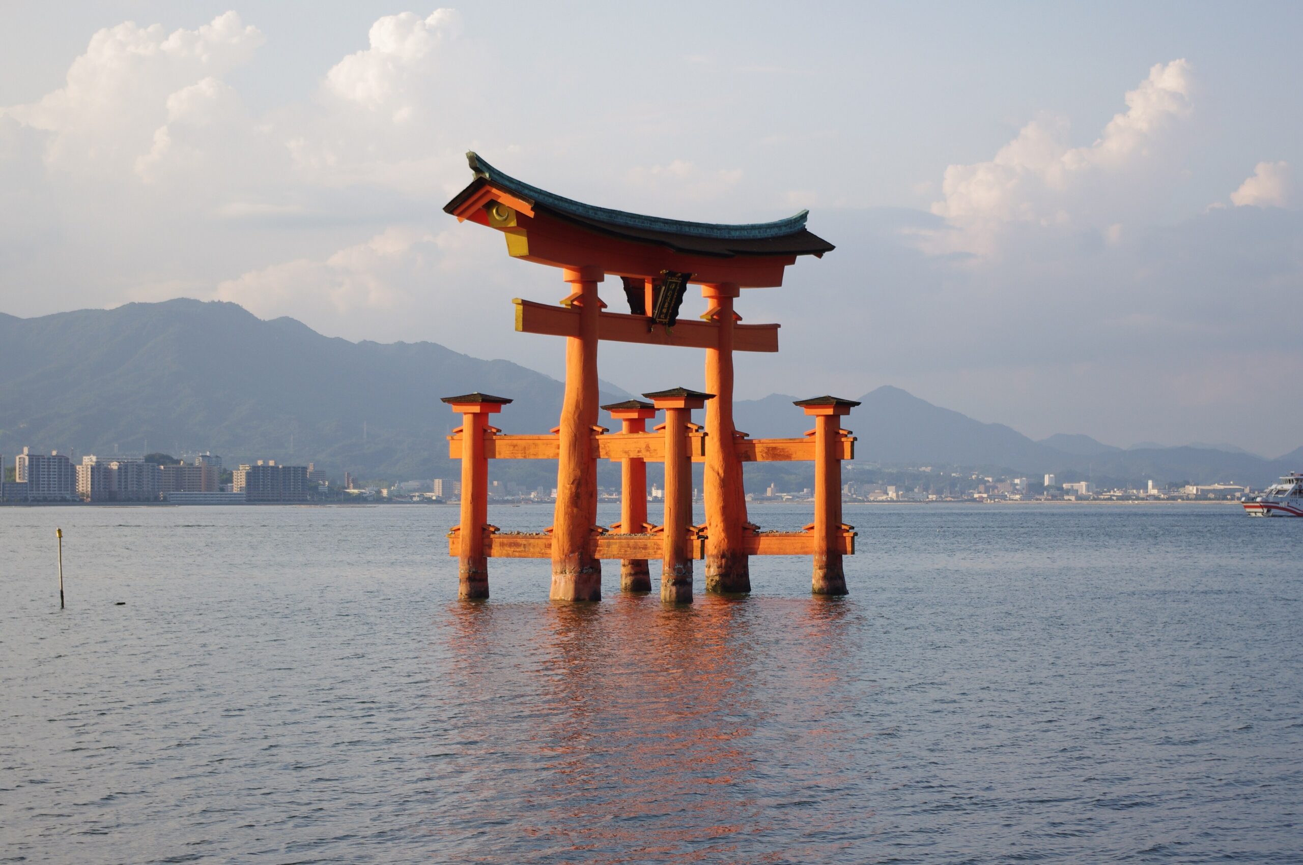 Il grande torii rosso che sembra galleggiare sul mare a Miyajima