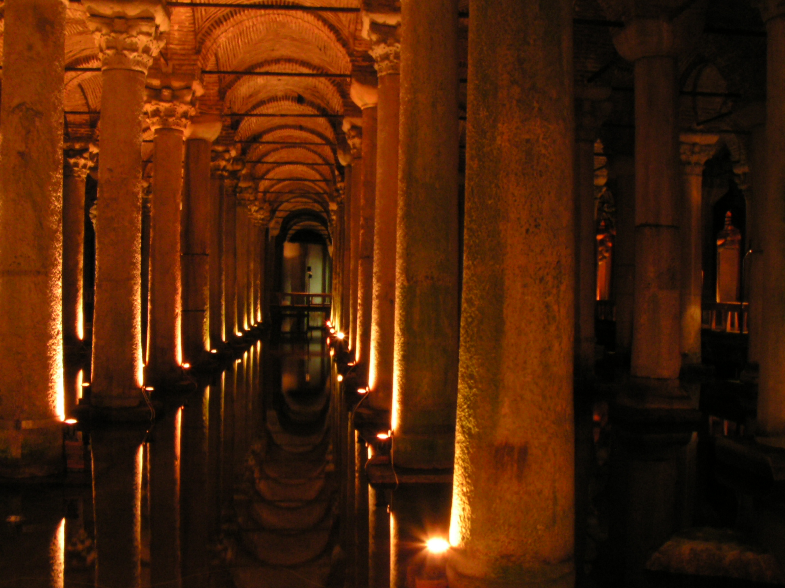 Le colonne illuminate della Cisterna Basilica, sotto la città vecchia