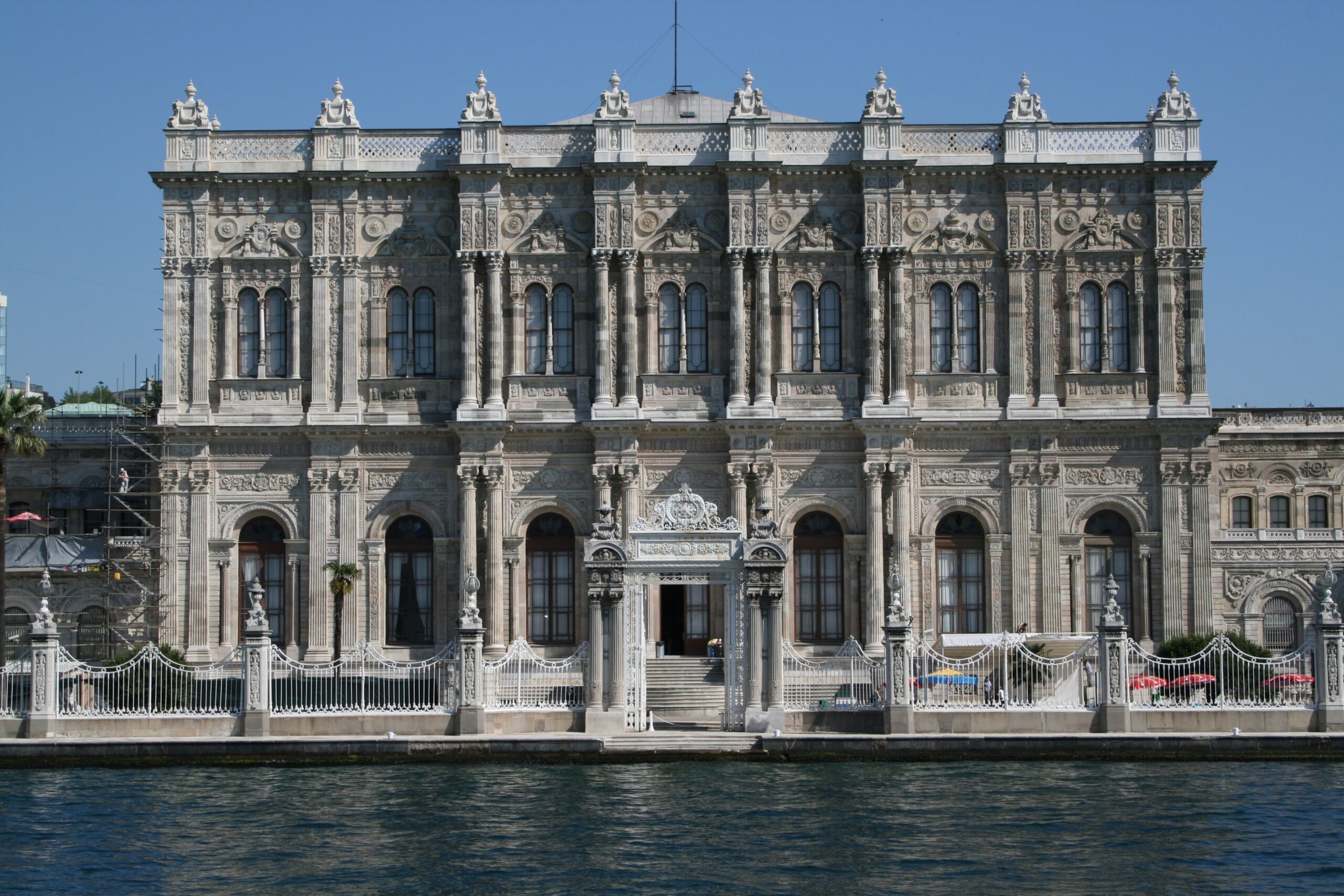 La facciata sul Bosforo del palazzo di Dolmabahçe