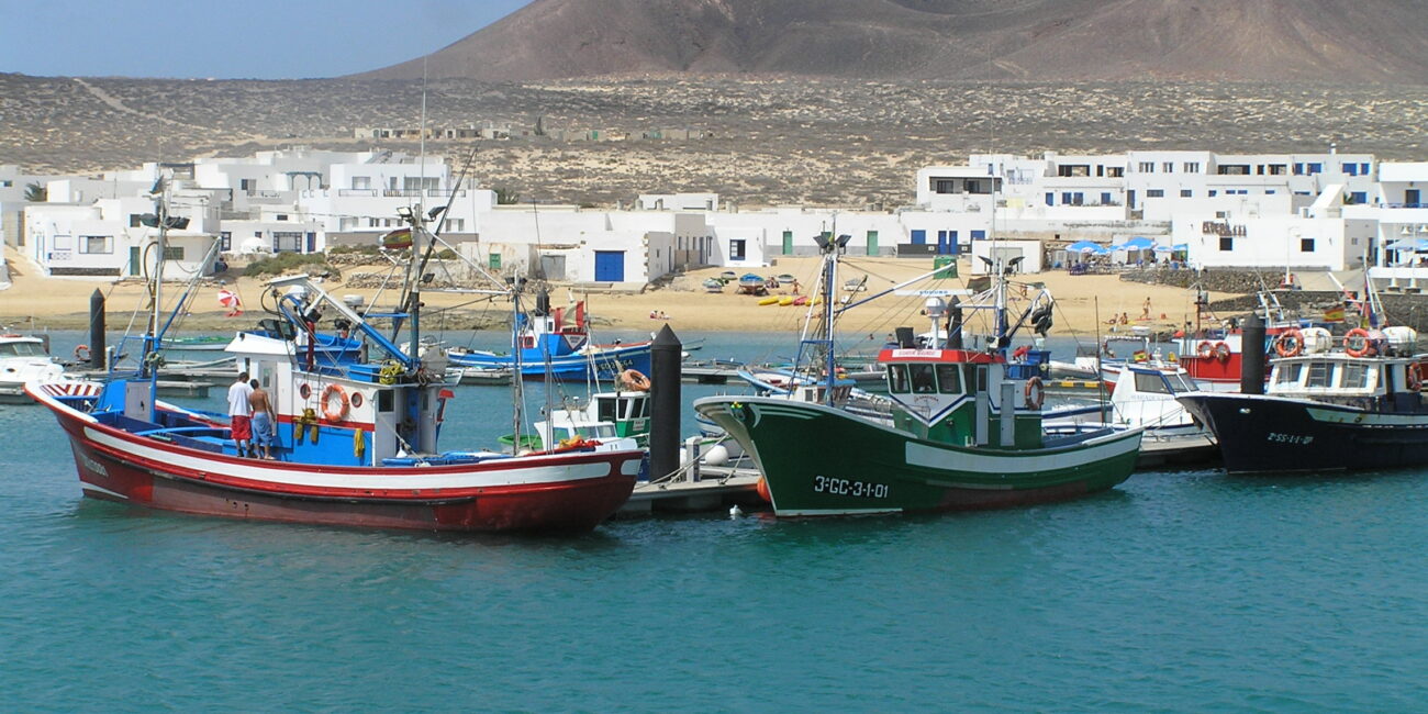 Le case bianche di Caleta de Sebo, il paese principale di La Graciosa