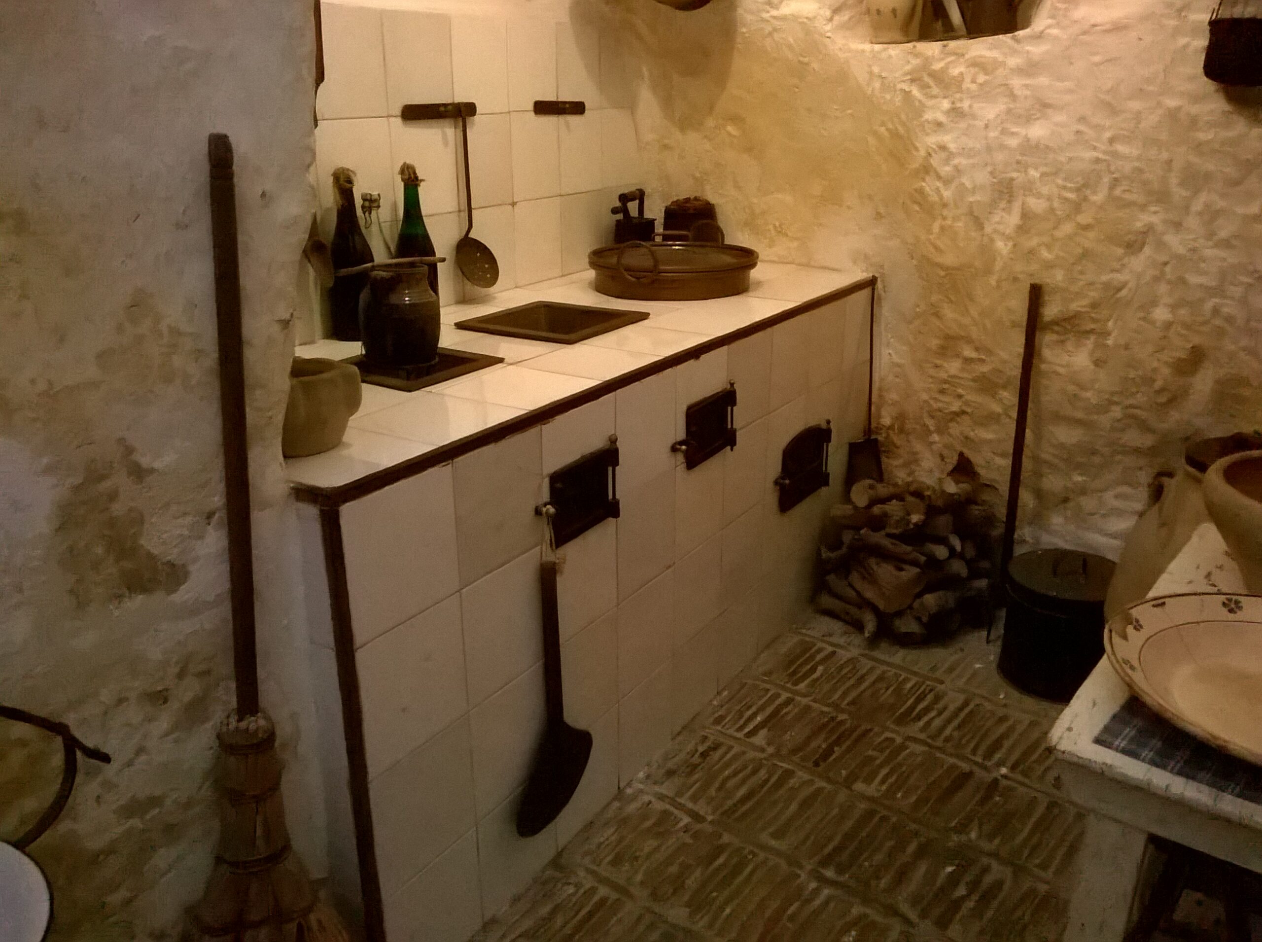 Una casa grotta arredata com’era prima dello sfollamento