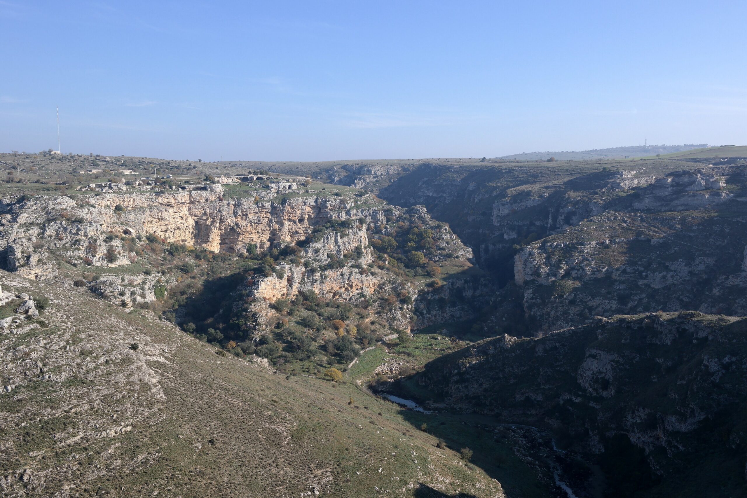 Il canyon che separa Matera dall’altopiano murgico