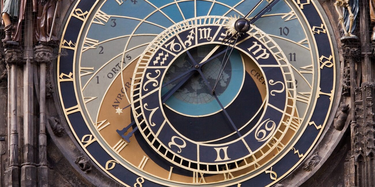 L’orologio astronomico sulla torre del municipio della città vecchia