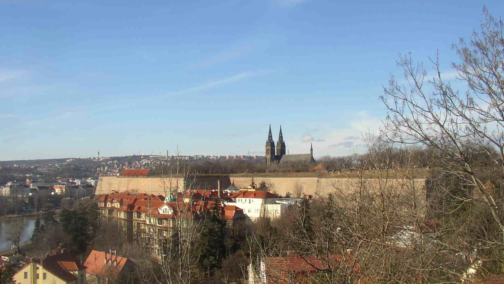 Le mura della fortezza di Vyšehrad, sopra la Moldava