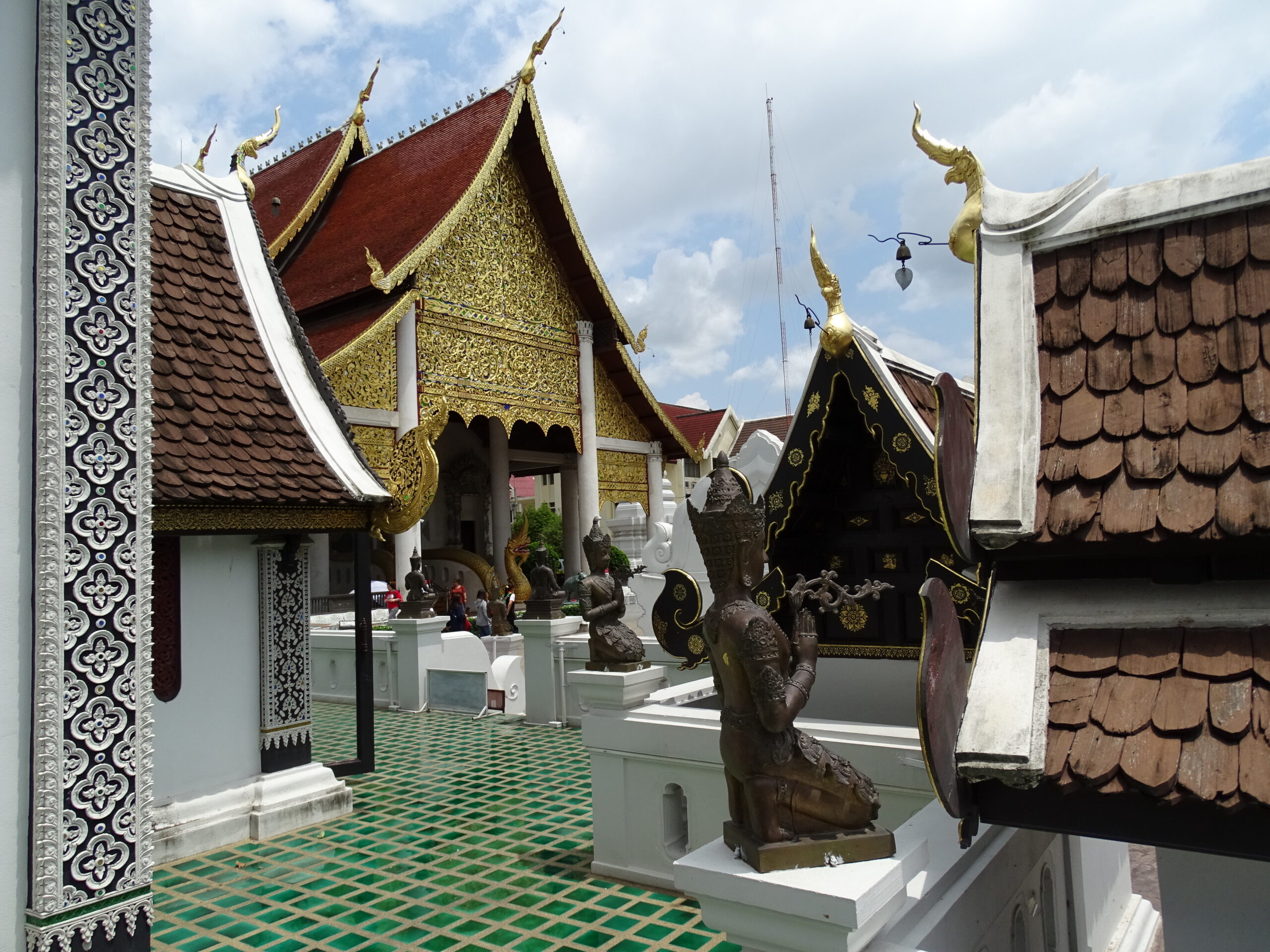 I tetti del Wat Chedi Luang, nella città vecchia di Chiang Mai