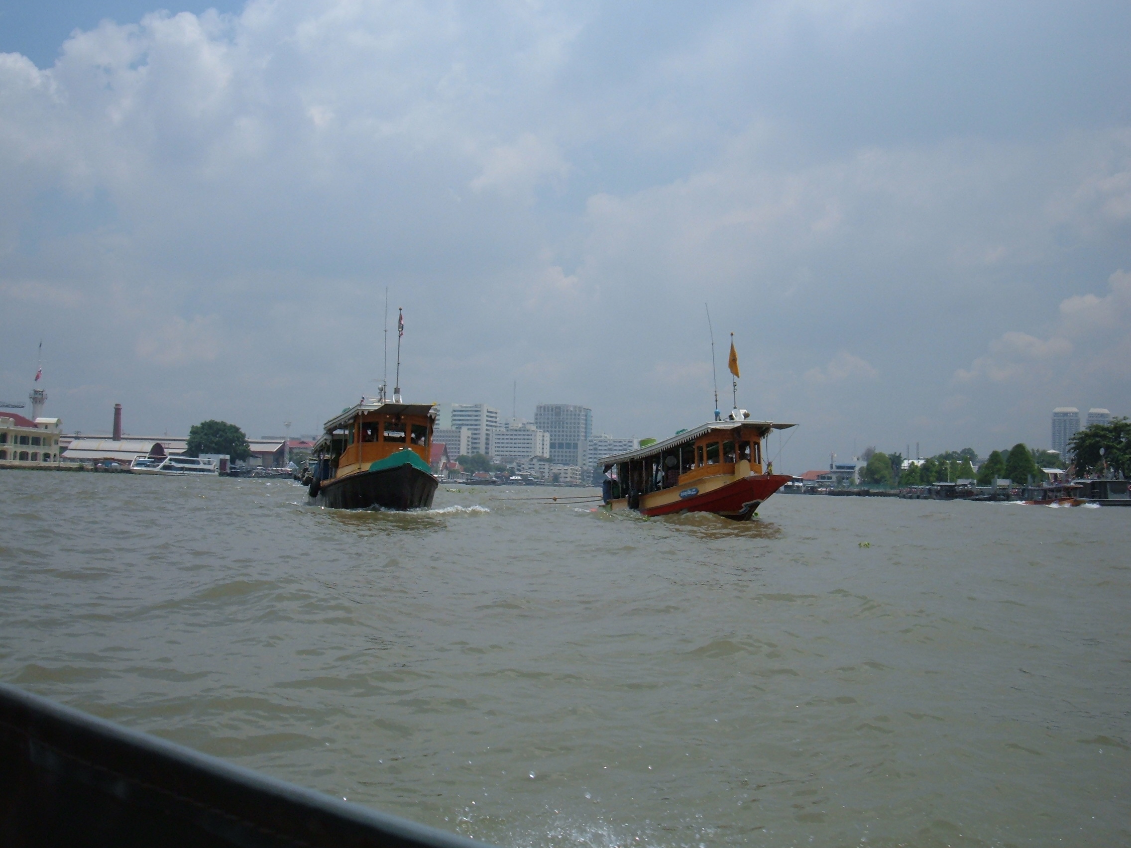 Il traffico fluviale sul Chao Phraya