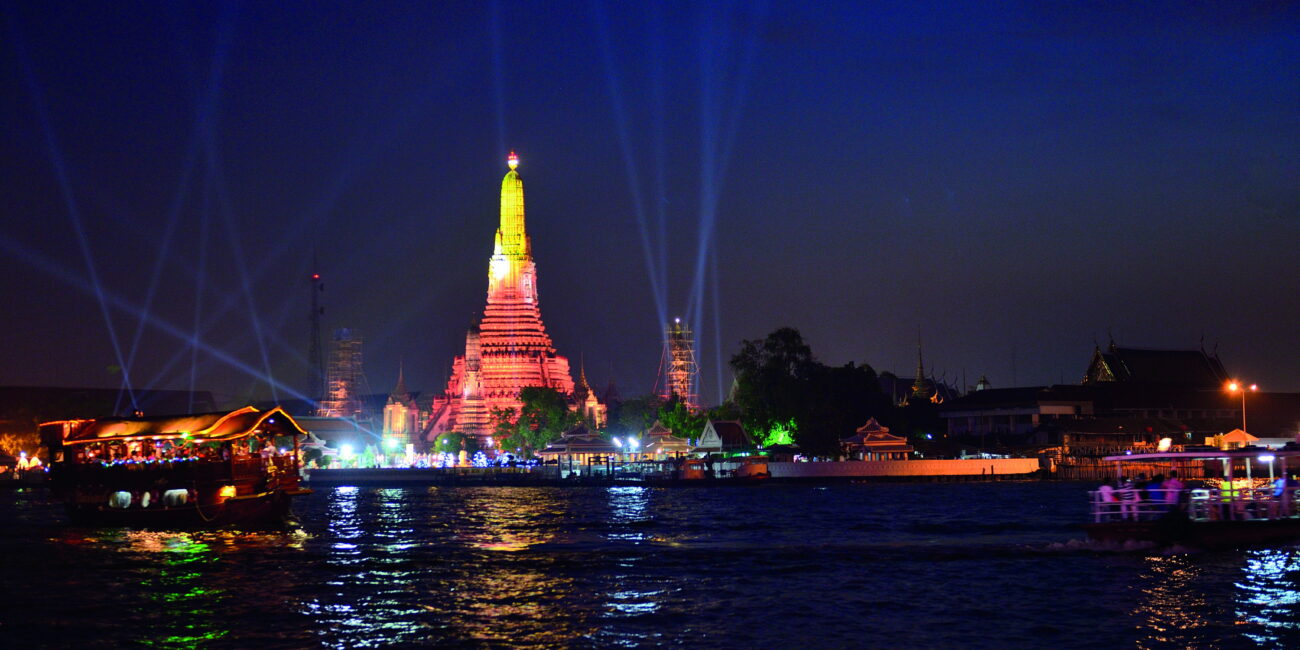 Il tempio dell’Aurora illuminato sul Chao Phraya