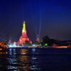 Il tempio dell’Aurora illuminato sul Chao Phraya