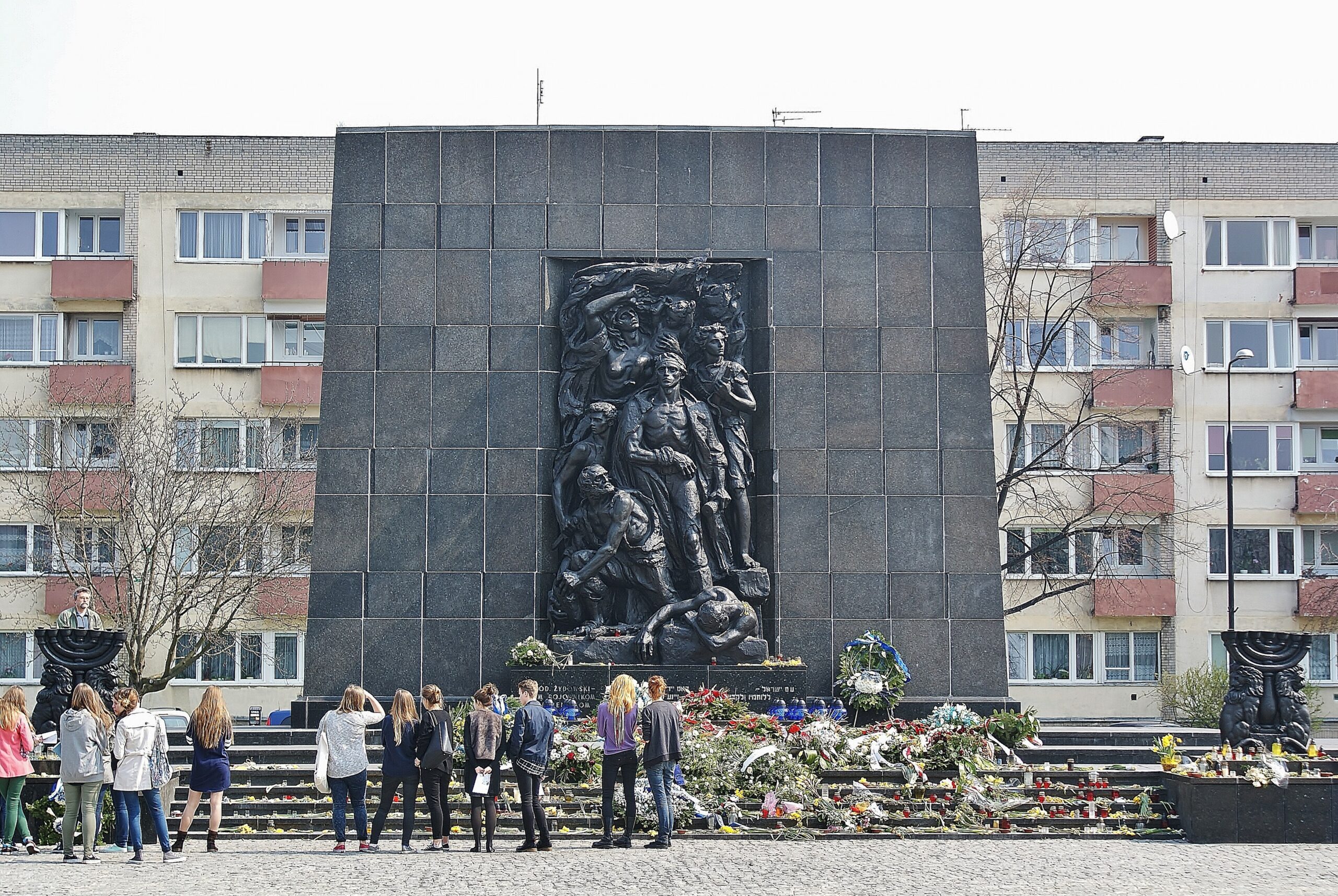 Il monumento agli Eroi del Ghetto, davanti al museo POLIN