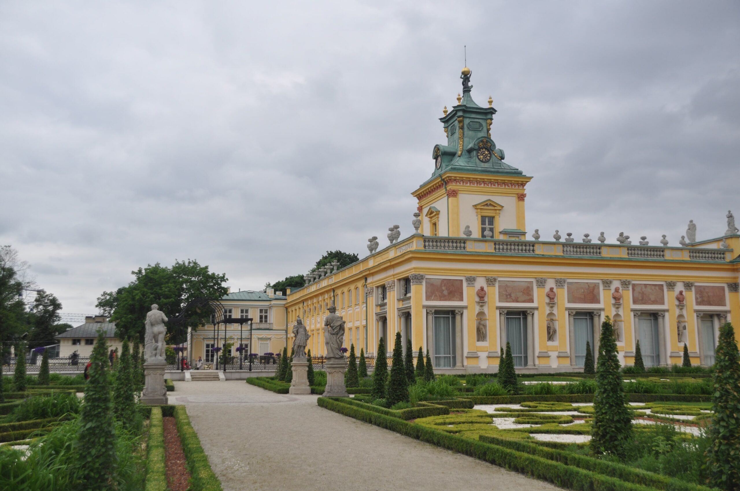 Il palazzo barocco di Wilanów visto dal giardino