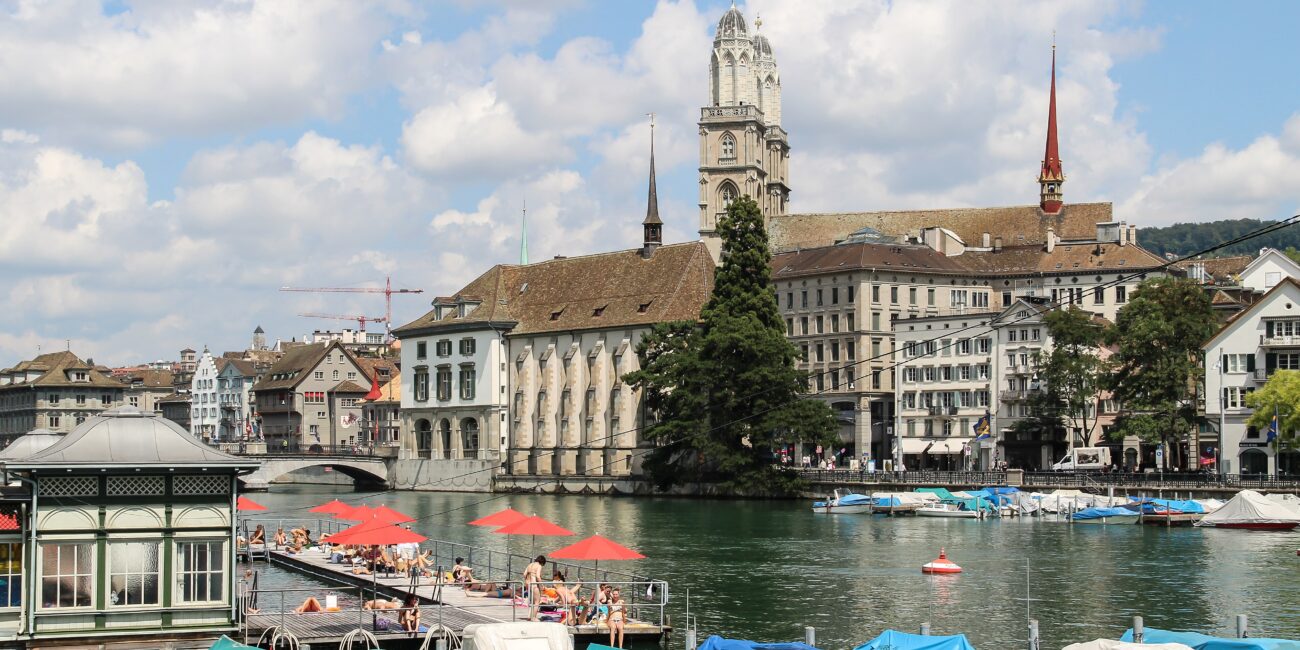 Le due torri del Grossmünster viste dalla riva della Limmat