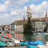 Le due torri del Grossmünster viste dalla riva della Limmat